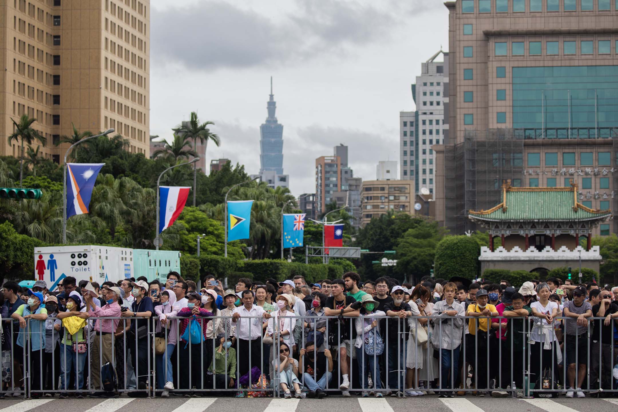 2024年5月20日，台北，中华民国第十六任总统副总统就职典礼，观众在外围观礼。摄：陈焯煇/端传媒