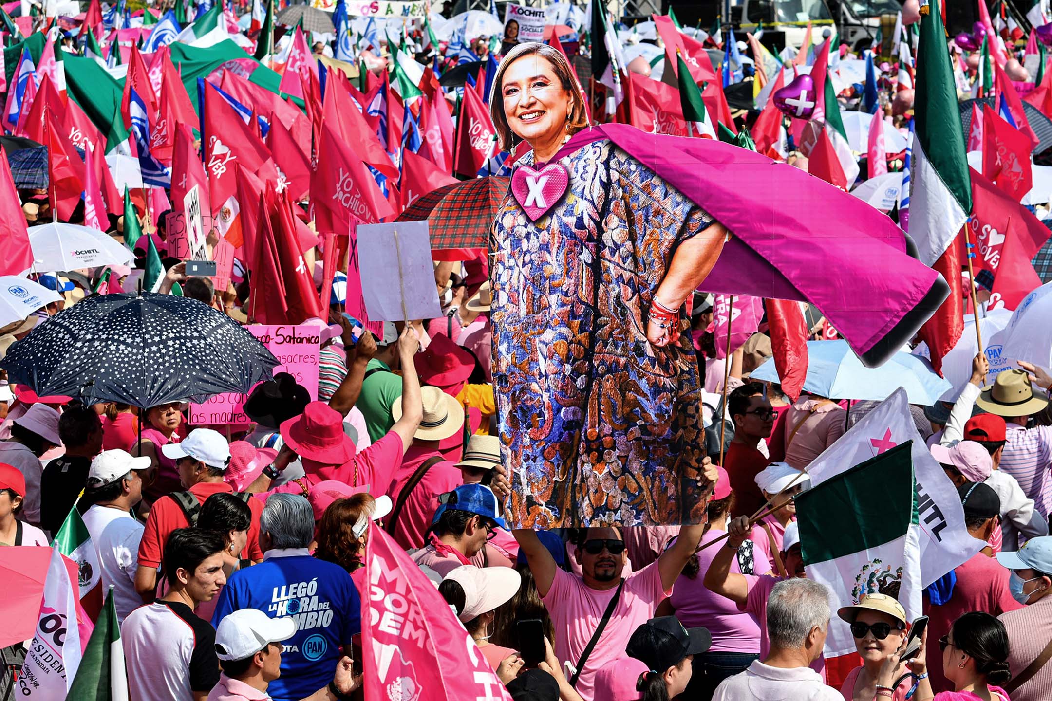 2024年5月19日，墨西哥索卡洛广场，在“Marea Rosa”游行中，有支持者高举总统候选人索契特尔·加尔维斯（Xóchitl Gálvez）的照片。摄：Rebeca Herrera/ObturadorMX/Getty Images