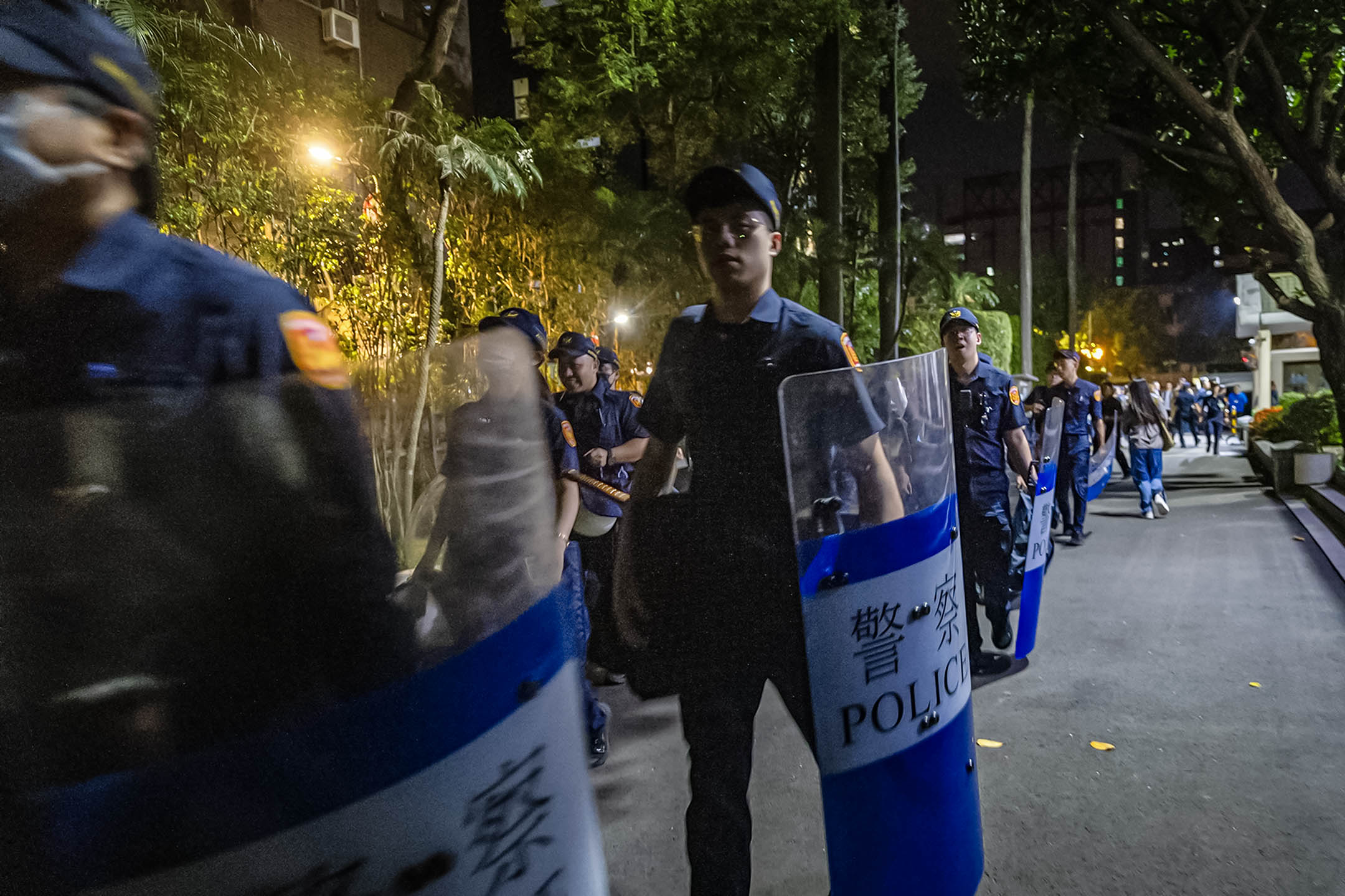 2024年5月17日，台北，立法院处理国会改革相关法案，民众在外集会抗议，批评蓝白违反程序正义，警察到场戒备。摄：陈焯煇/端传媒