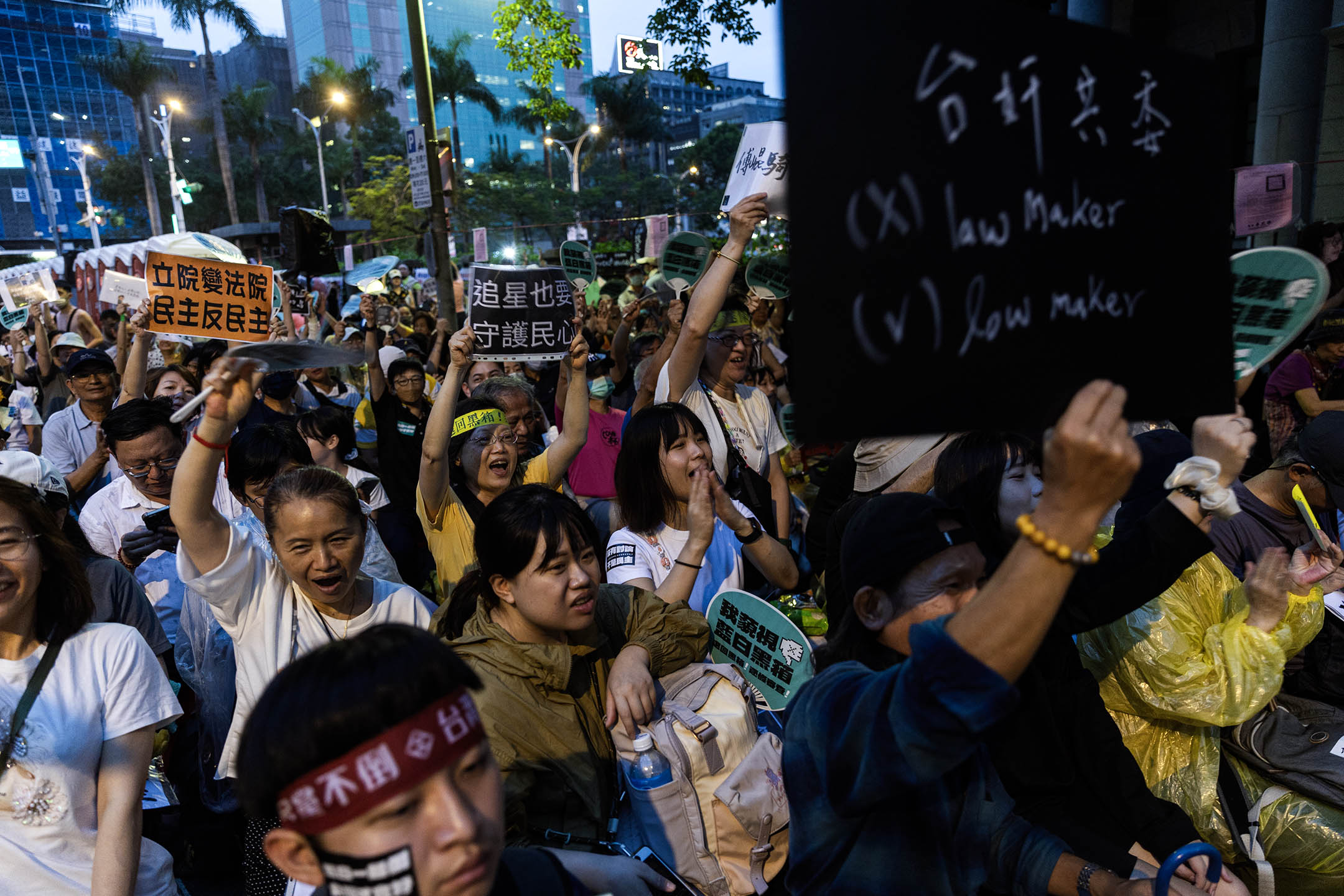 2024年5月24日，台北，立法院繼續處理藍白國會改革提案，示威者在立法院外集會。攝：陳焯煇/端傳媒