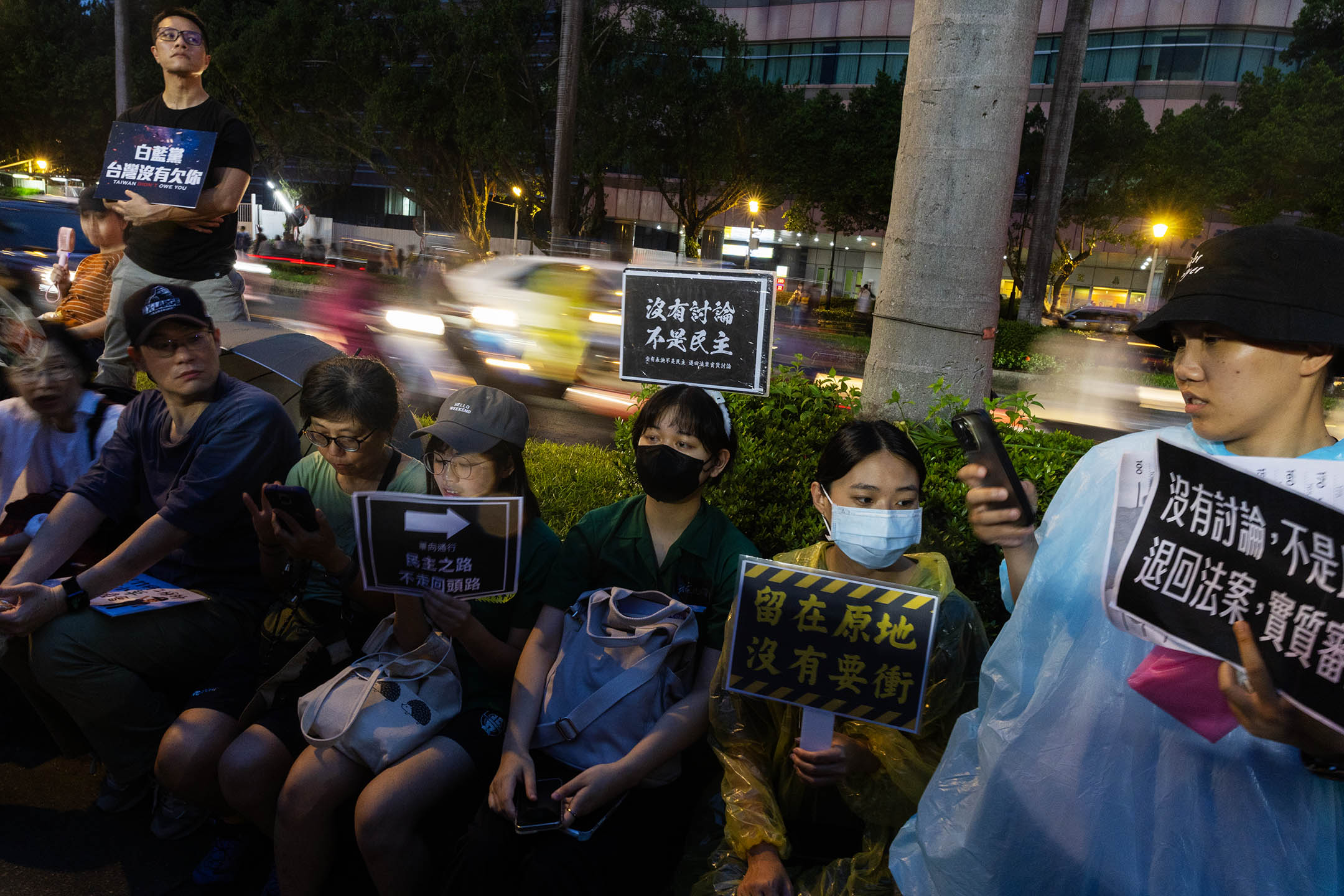 2024年5月24日，台北，立法院繼續處理藍白國會改革提案，示威者在立法院外集會。攝：陳焯煇/端傳媒