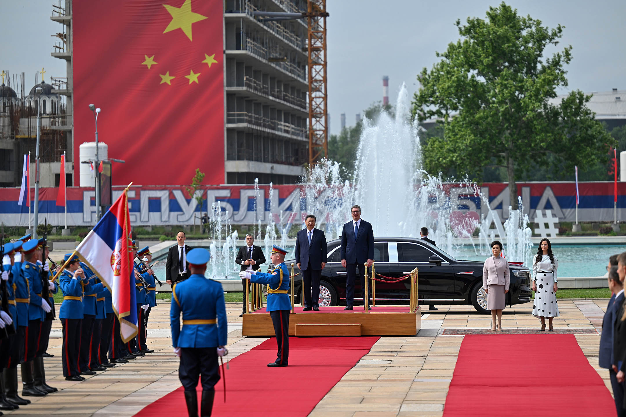 2024年5月8日，塞尔维亚总统亚历山大·武契奇(右)和中国国家主席习近平在塞尔维亚宫。摄：Oliver Bunic/Bloomberg via Getty Images