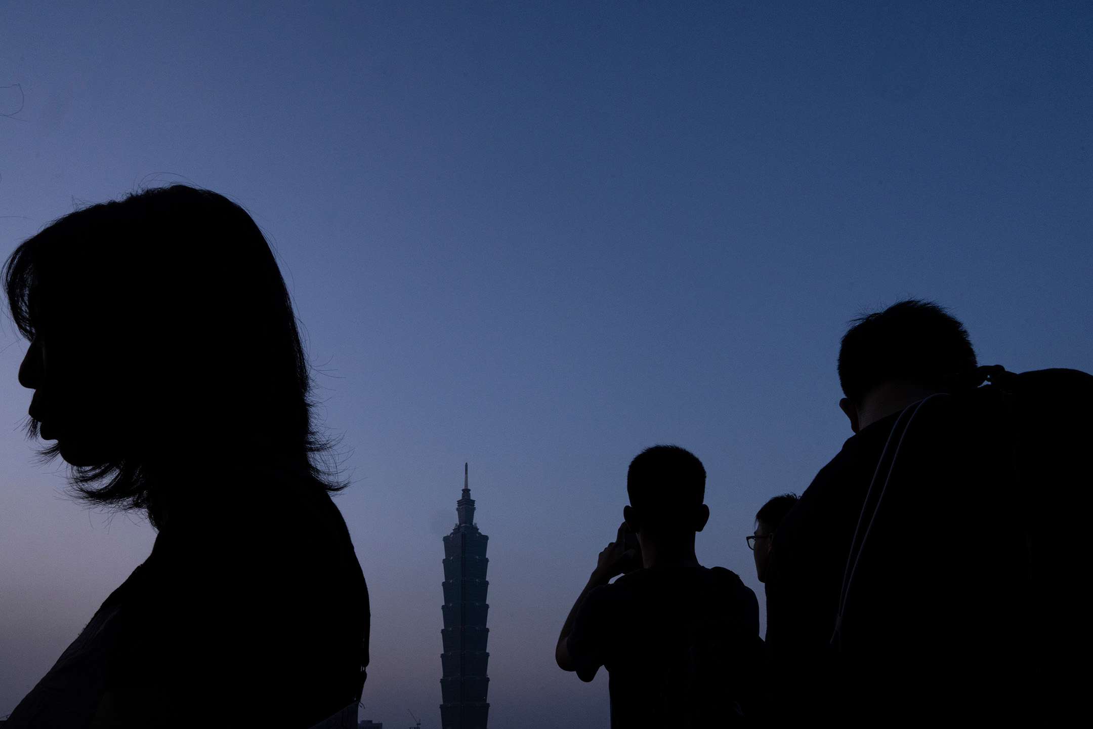 2024年1月19日，台北，市民在眺望台北 101 大楼。摄：Louise Delmotte/AP/达志影像