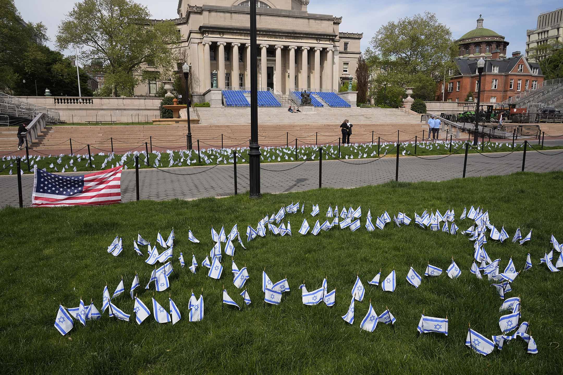 2024年4月30日，以色列国旗插在纽约市哥伦比亚大学校园内。摄：Mary Altaffer-Pool/Getty Images