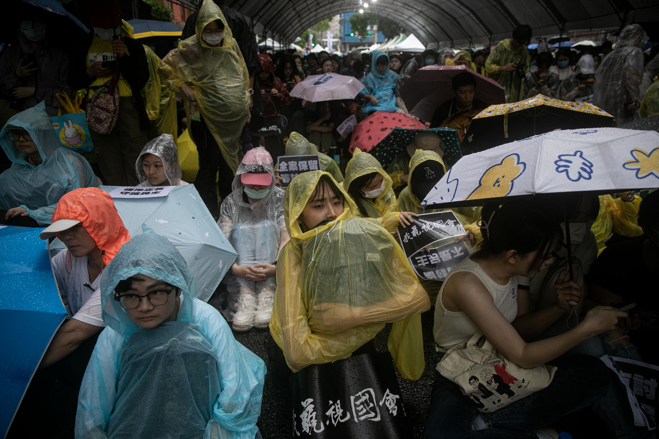 2024年5月21日，台北，立法院继续处理蓝白国会改革提案，场外上万民众聚集抗议。摄：陈焯煇/端传媒