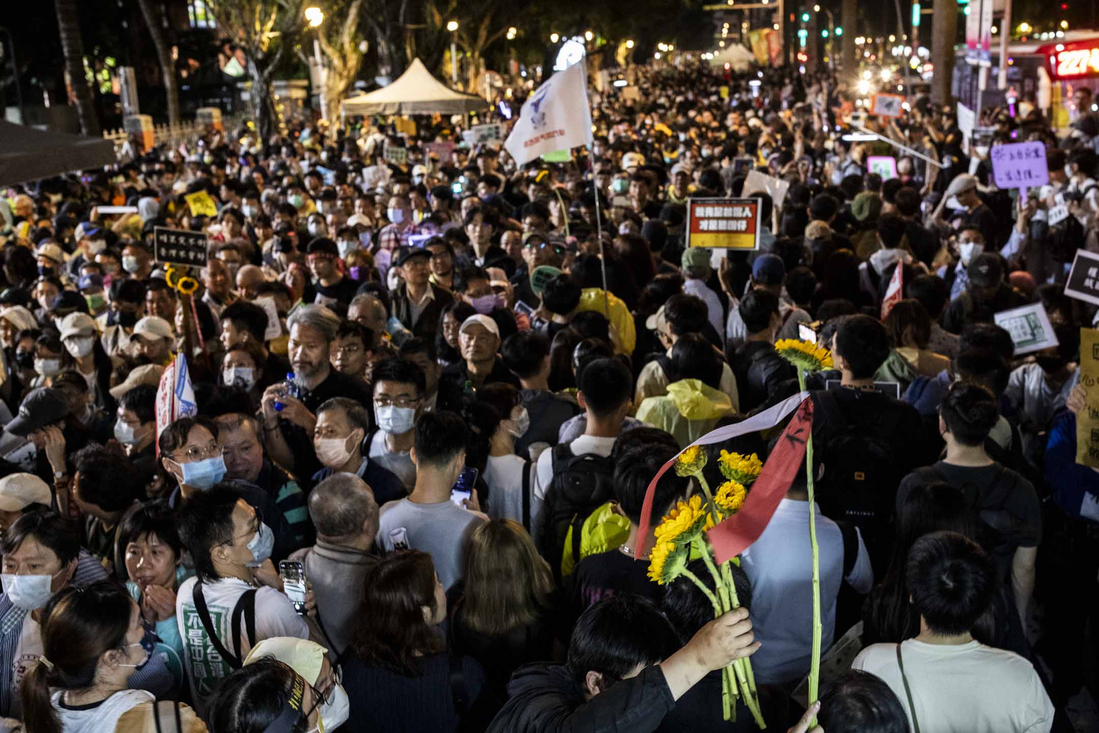 2024年5月28日，台北，立法院進行國會改革法案審議，立法院外有民衆集會。攝：林振東/端傳媒