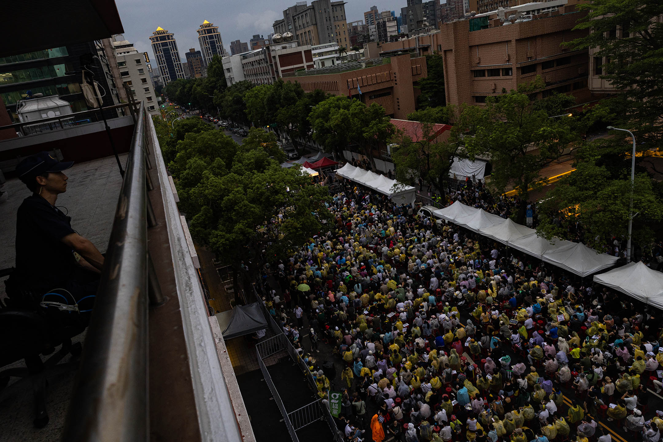 2024年5月24日，台北，立法院繼續處理藍白國會改革提案，示威者在立法院外集會。攝：陳焯煇/端傳媒