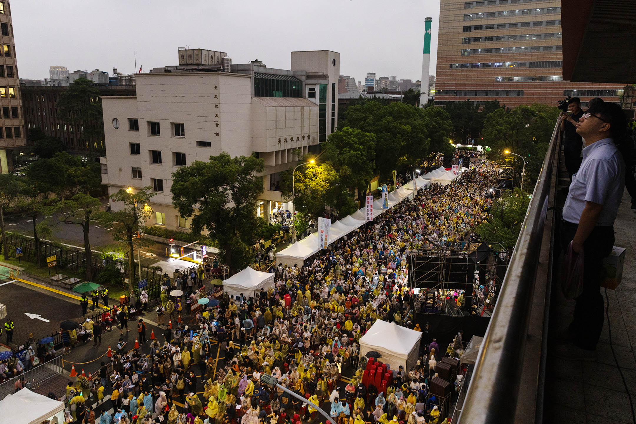 2024年5月28日，台北，立法院进行国会改革法案审议，立法院外有民众集会。摄：陈焯煇/端传媒