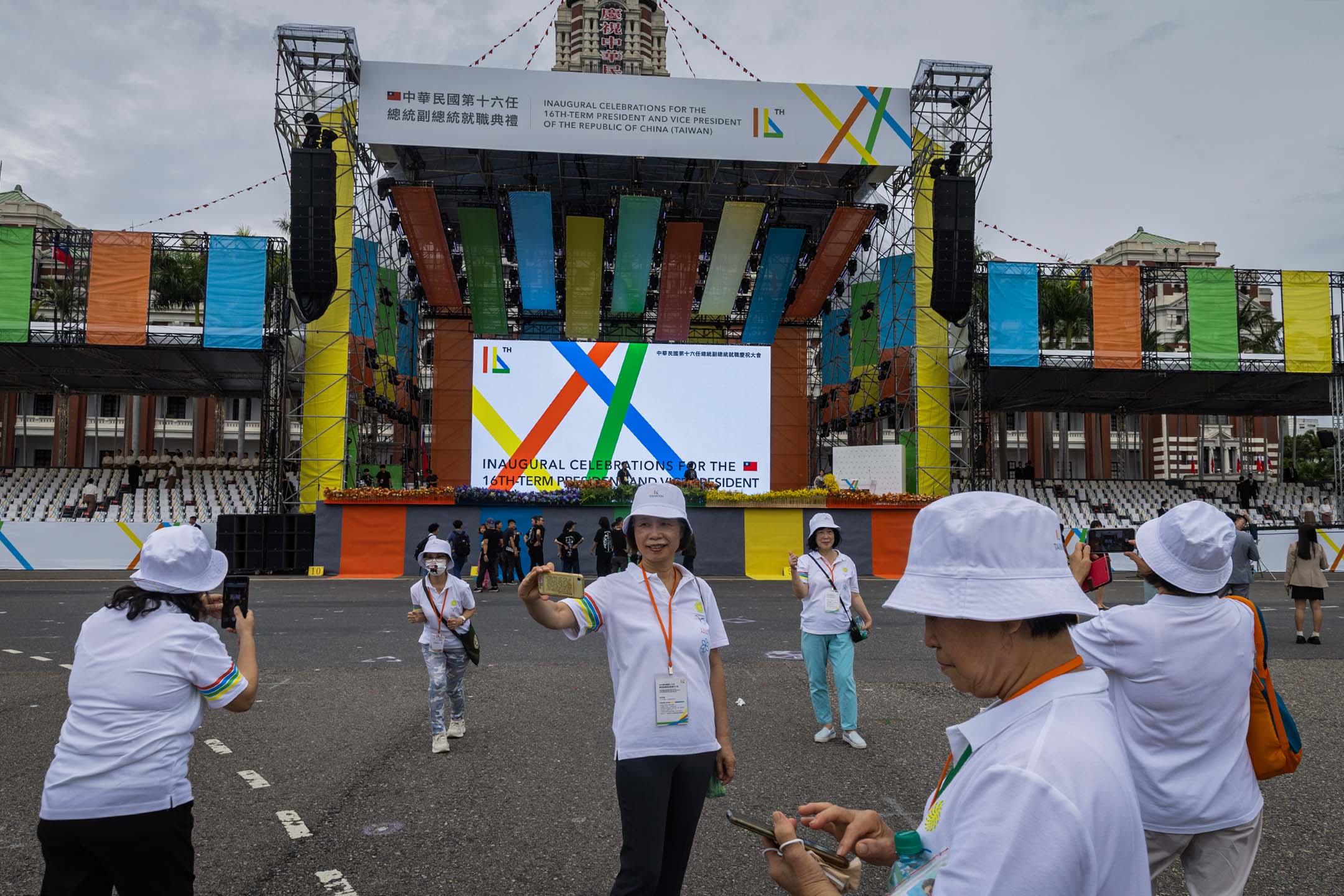 2024年5月20日，台北，中华民国第十六任总统副总统就职典礼，来宾在总统府前拍照留念。摄：陈焯煇/端传媒