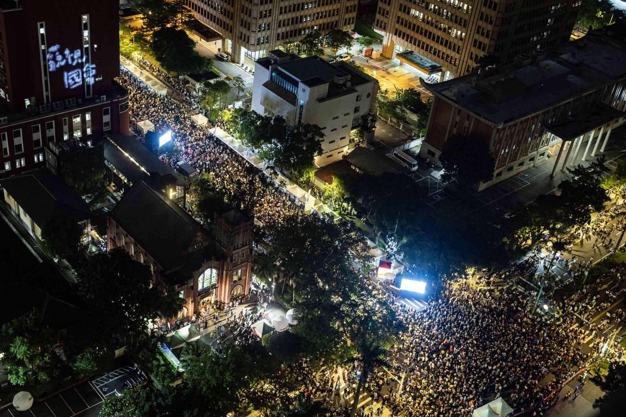 2024年5月28日，台北，立法院审议国会改革法案，立法院外民众集会。摄：陈焯煇/端传媒