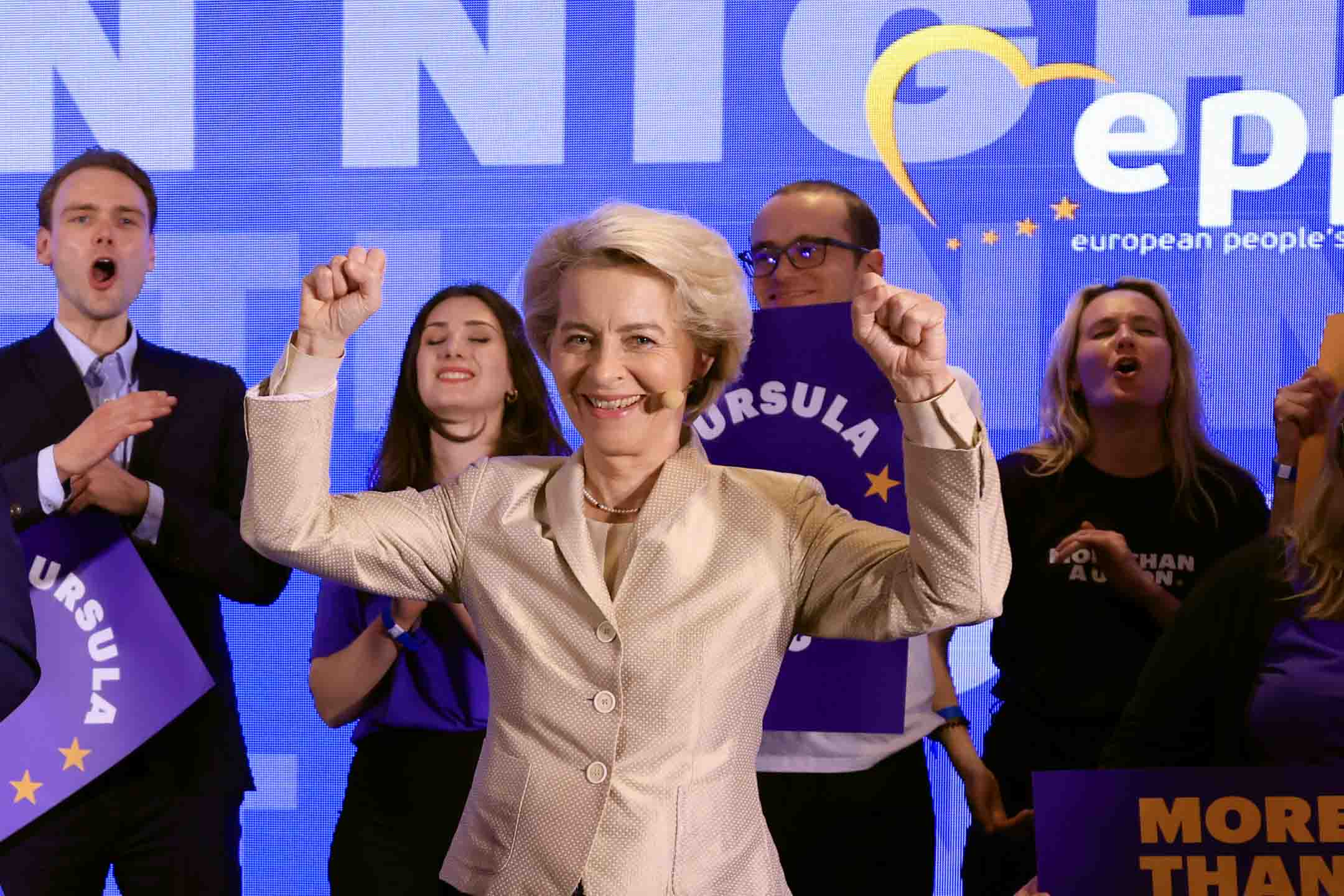 2024年6月9日，现任欧盟委员会主席 Ursula von der Leyen 在布鲁塞尔欧洲人民党总部举行的活动中摆出胜利姿势。摄：Geert Vanden Wijngaert/AP/达志影像