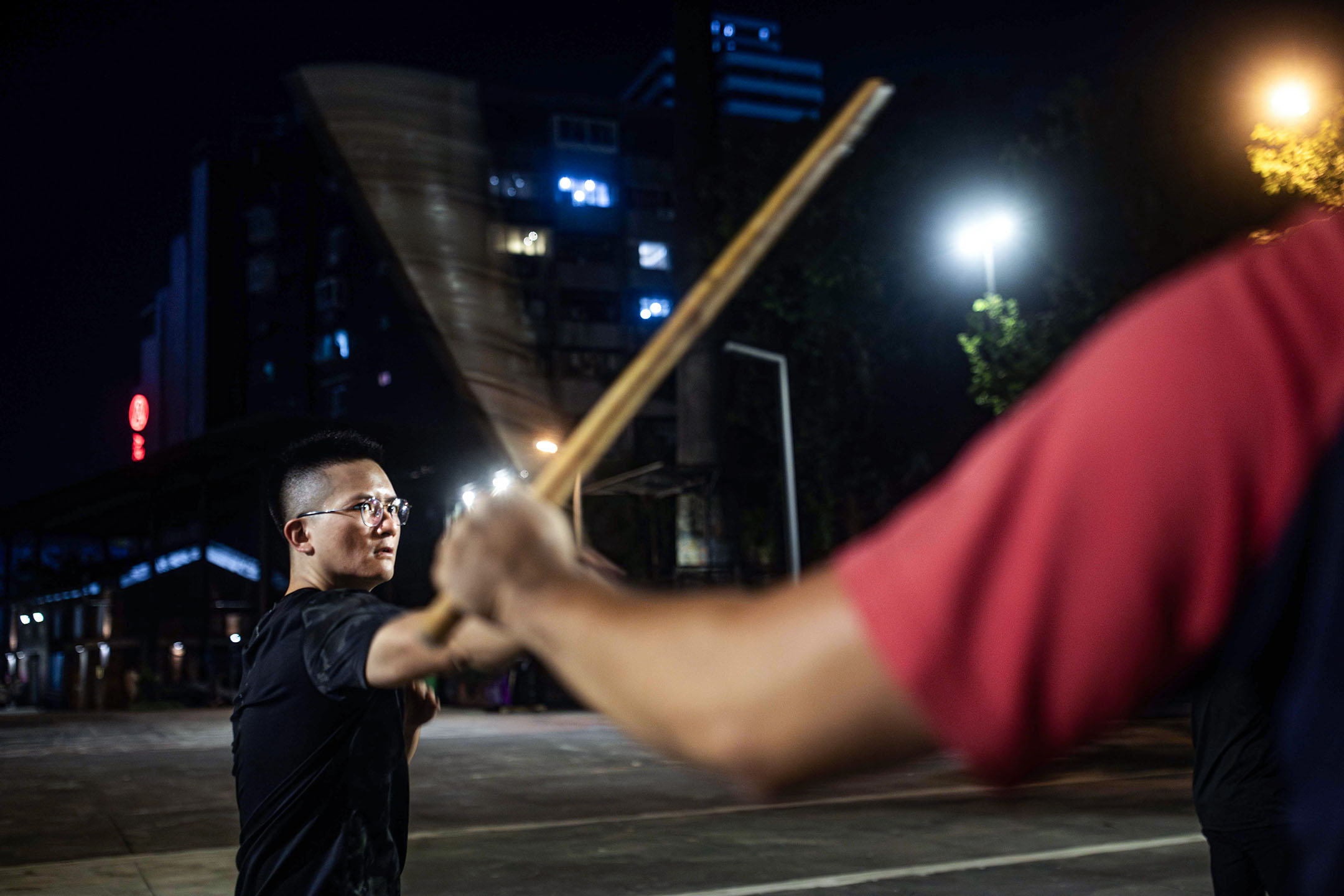 2023年8月9日，台北，市民在公园参加民防训练。摄：陈焯煇/端传媒 