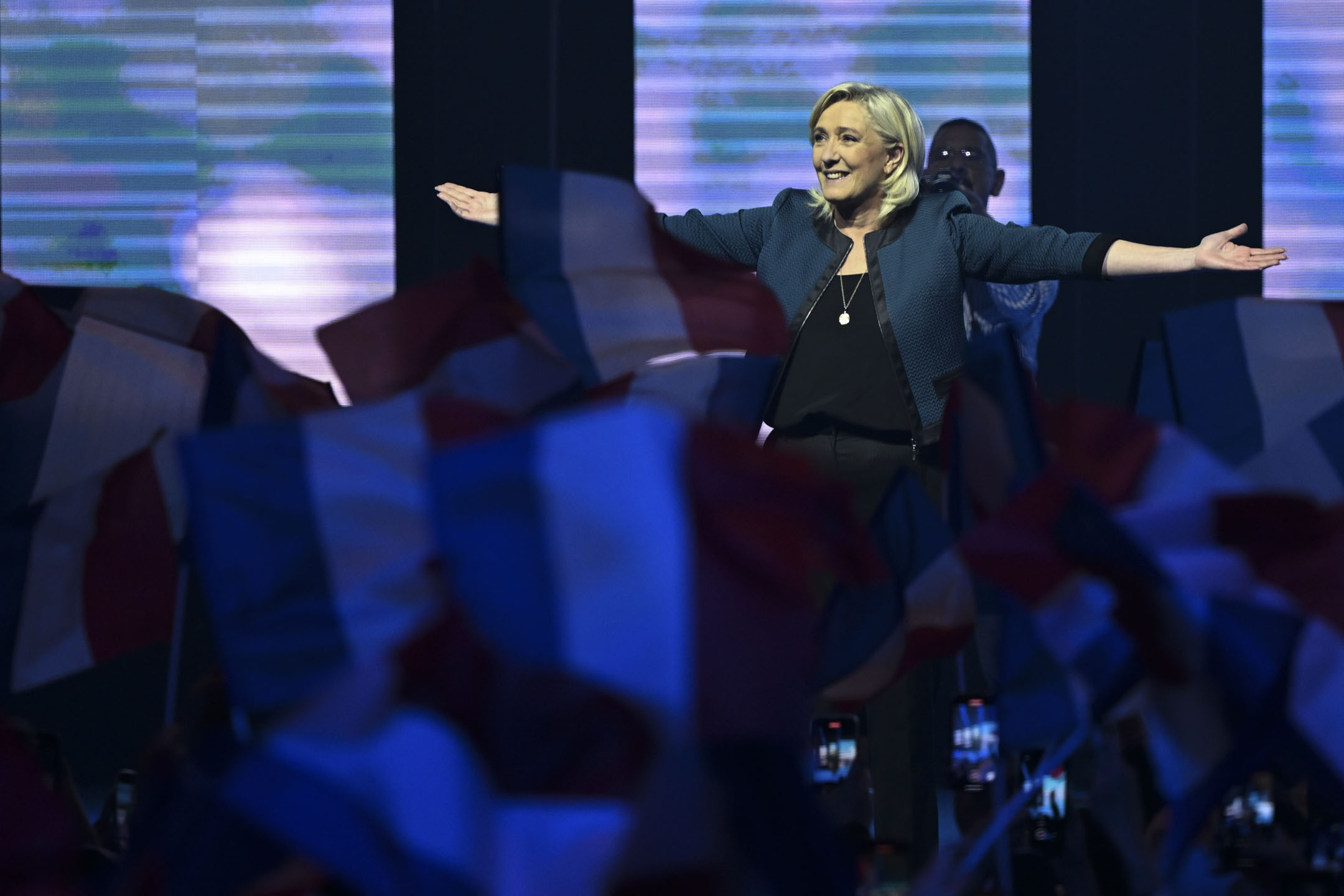 2024年6月9日，极右国民联盟（RN）的领袖玛莲勒庞（Marine Le Pen）出席欧洲议会选举前的最后一次集会。摄：Artur Widak/NurPhoto via Getty Images