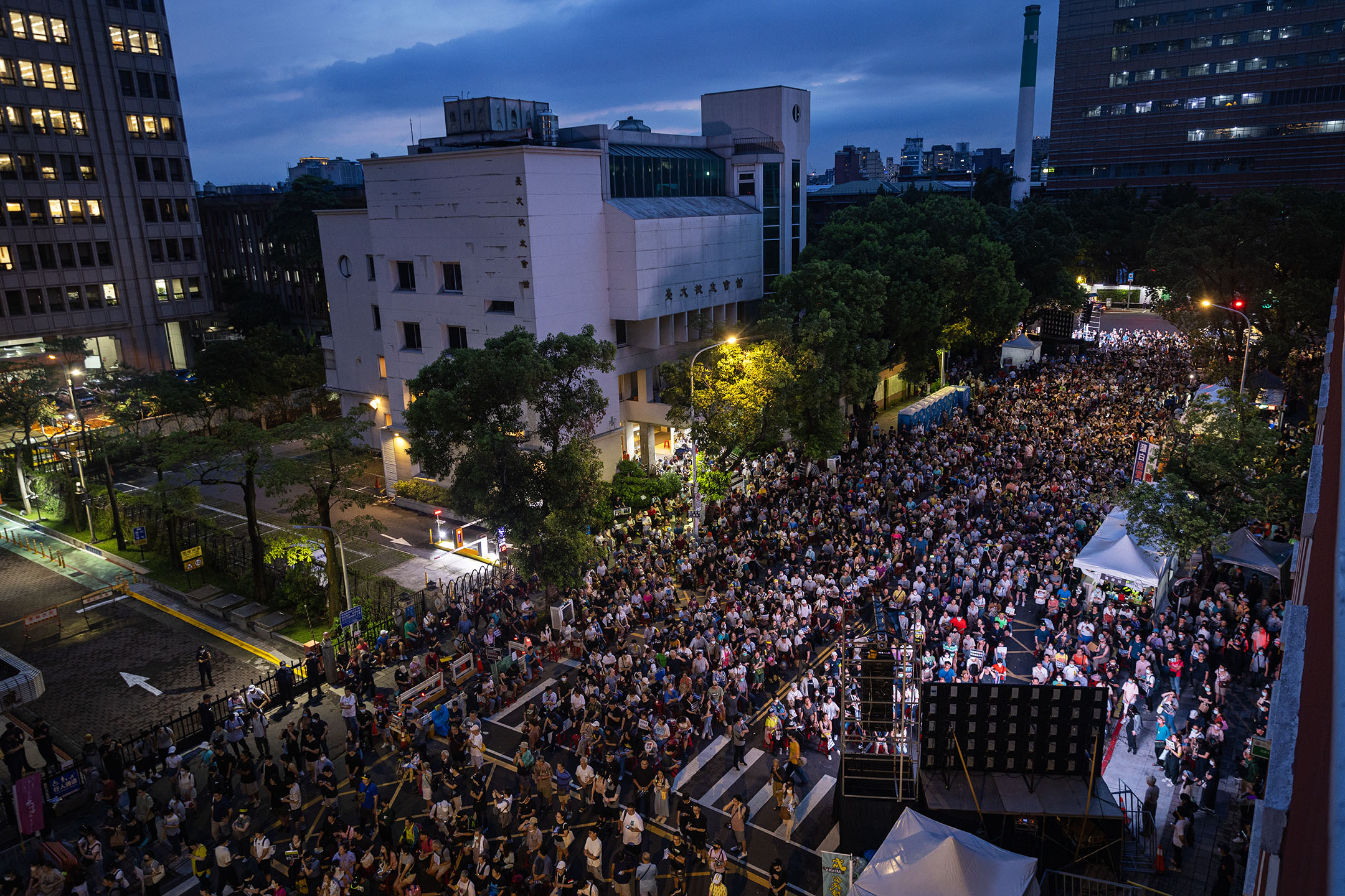 2024年6月21日，台北，行政院针对立法院职权修法案提出覆议，并于立法院投票表决，公民团体发起“青鸟行动”，号召支持者到立法院外声援。摄：陈焯煇/端传媒