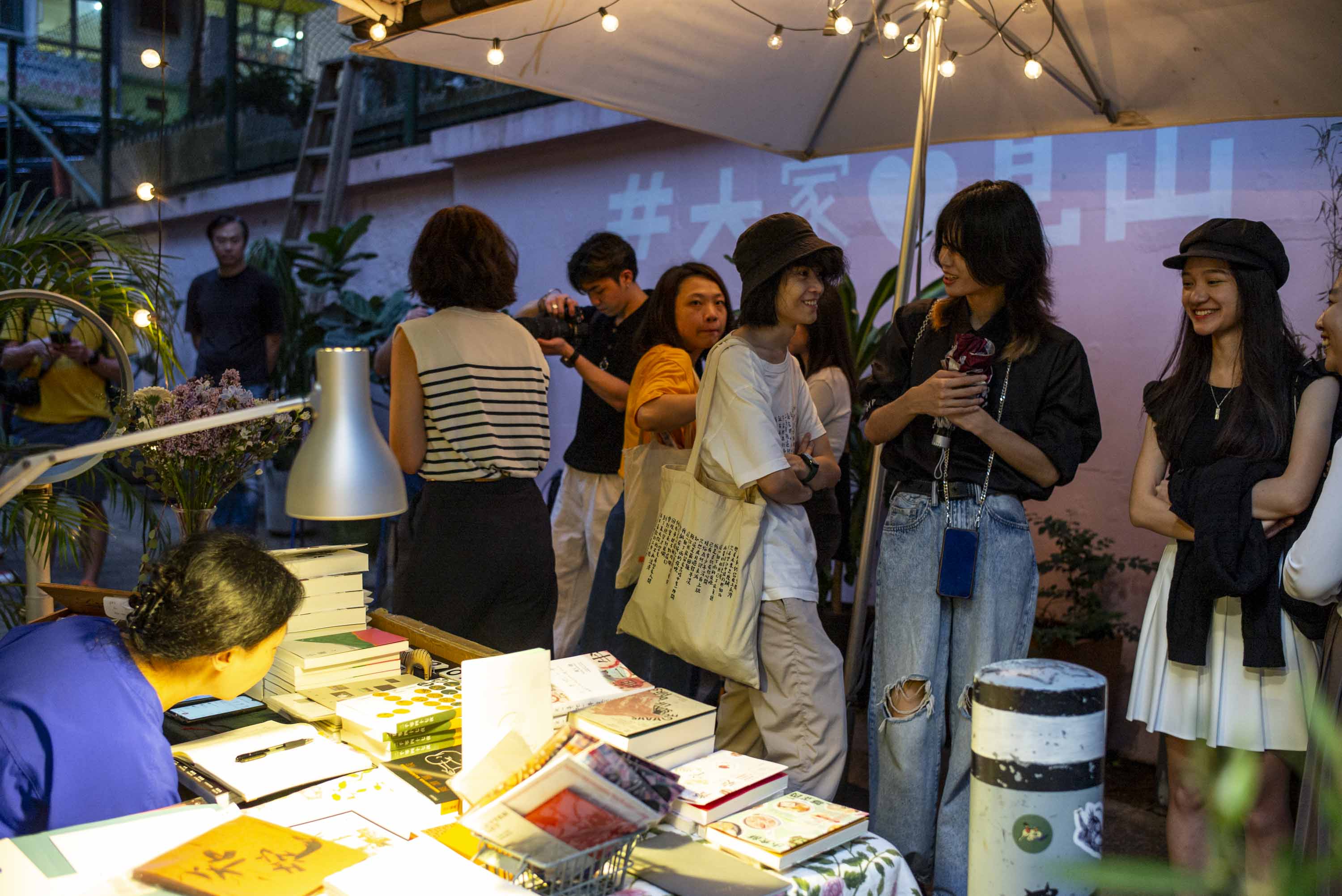 2024年3月31日，香港独立书店“见山书店”结业，当日有近百人送别 。摄：林振东/端传媒