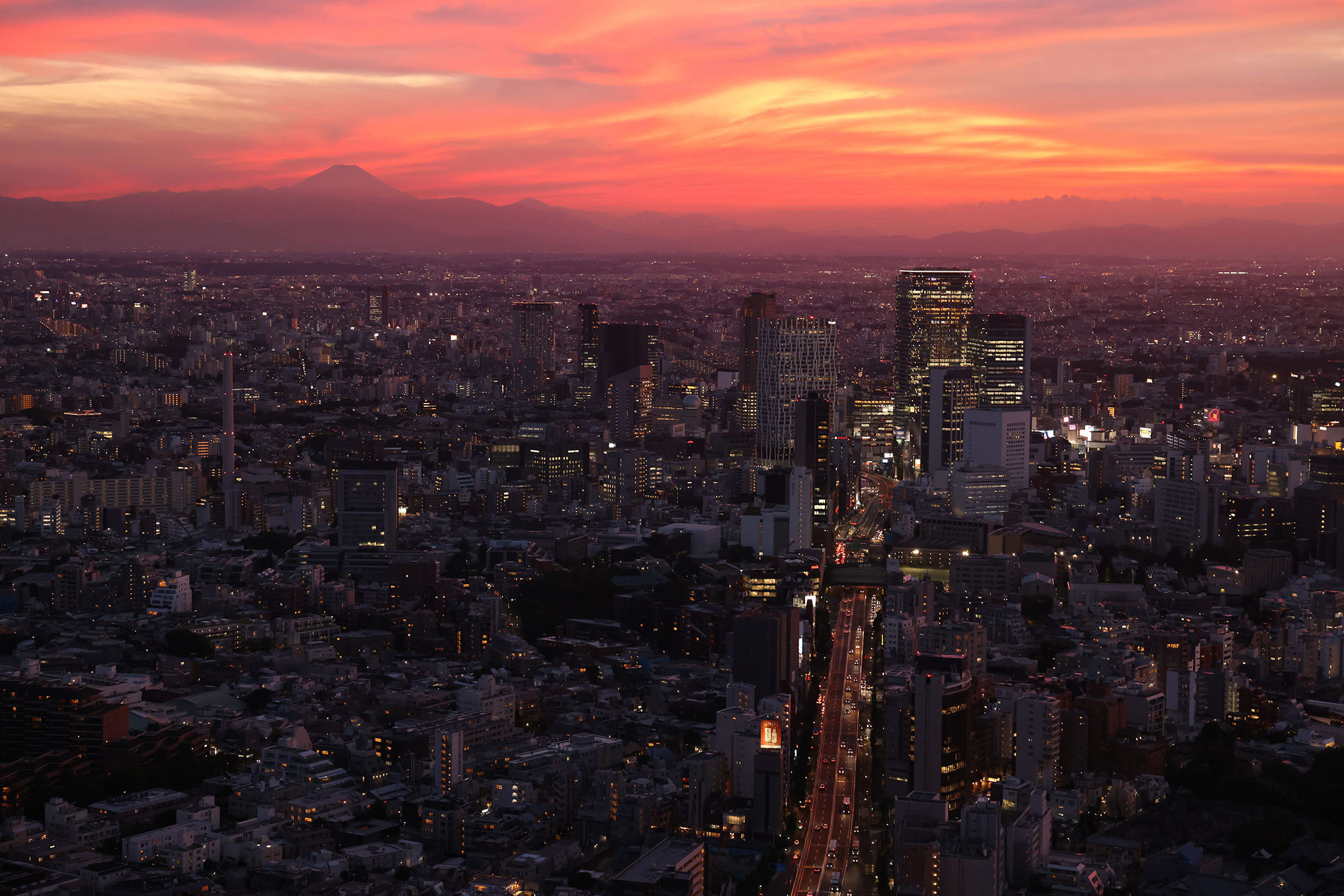 2021年8月5日，日本东京的日落。摄：Carl Court/Getty Images