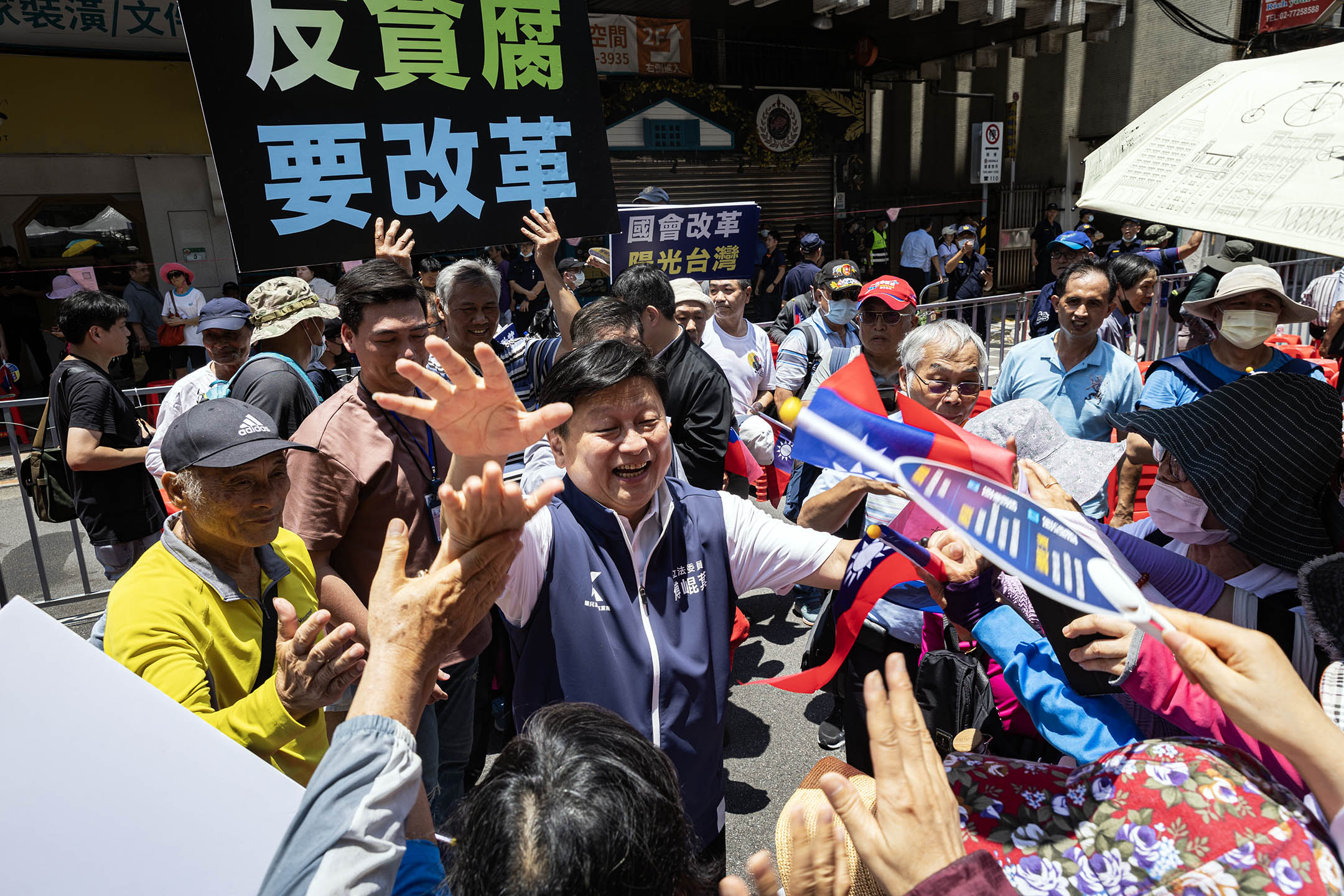 2024年6月21日，台北，国民党的支持者集结立院外力挺国会改革。摄：陈焯煇/端传媒