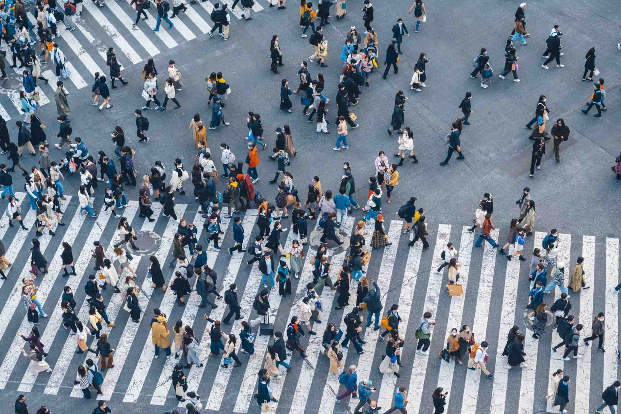 日本东京过马路的行人。图：Getty Images