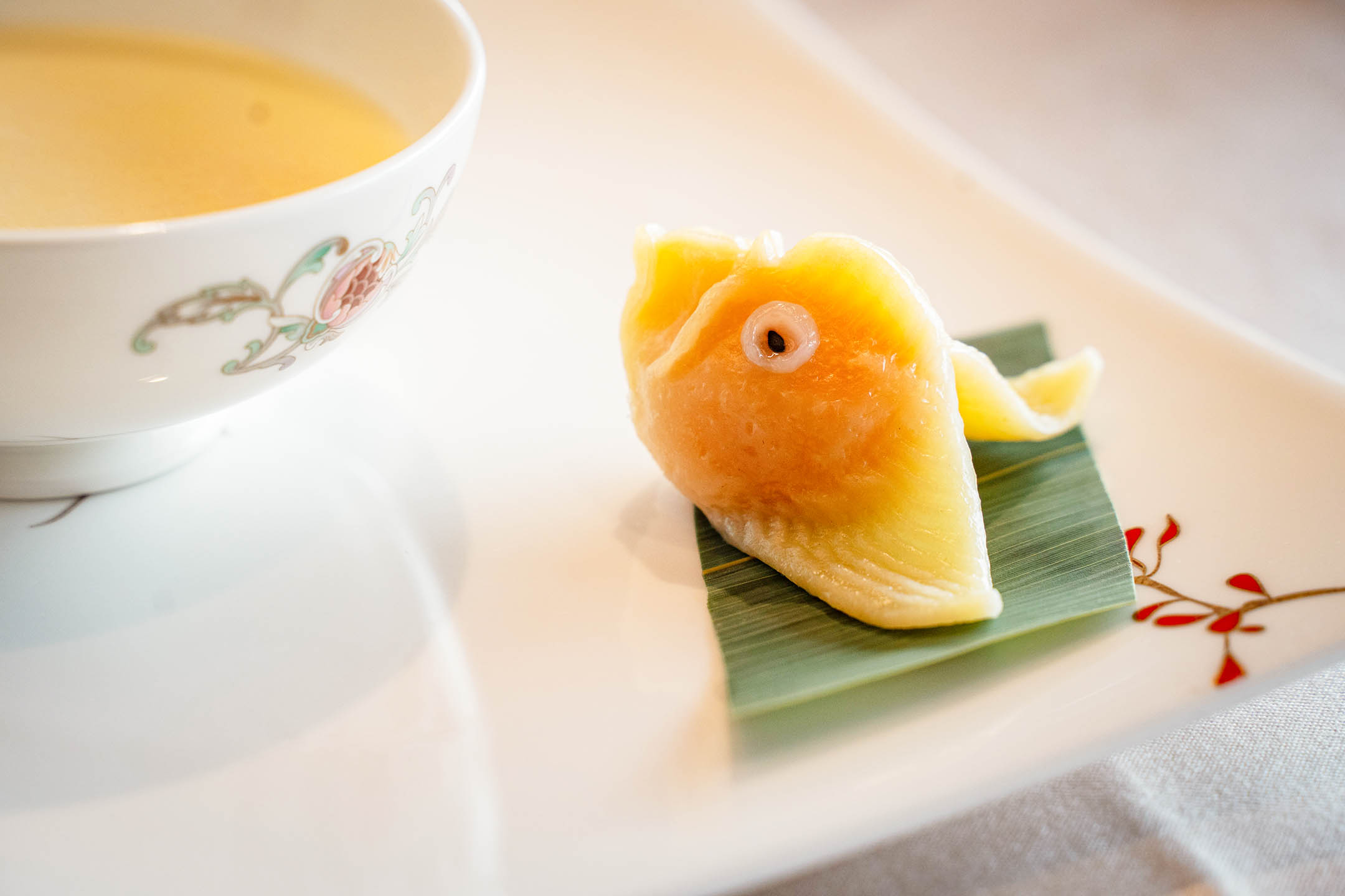 手磨杏仁茶佐金鱼饺：手工捏制出栩栩如生的流沙金鱼饺，搭配手磨杏仁，是民国51年蒋介石总统国宴菜色。摄：唐佐欣/端传媒