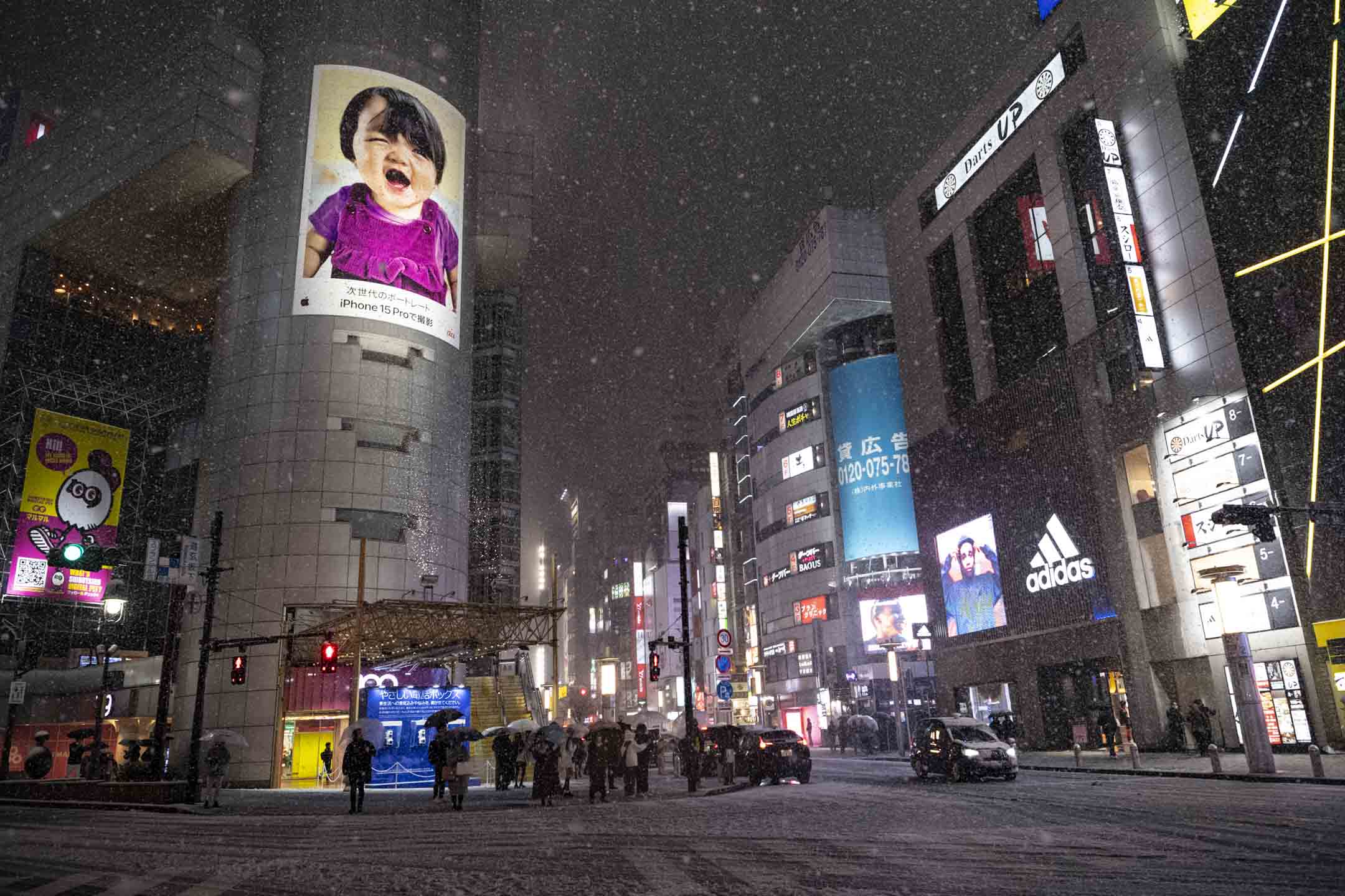 日本东京大雪下的涩谷十字路。摄：Yusuke Harada/NurPhoto via Getty Images