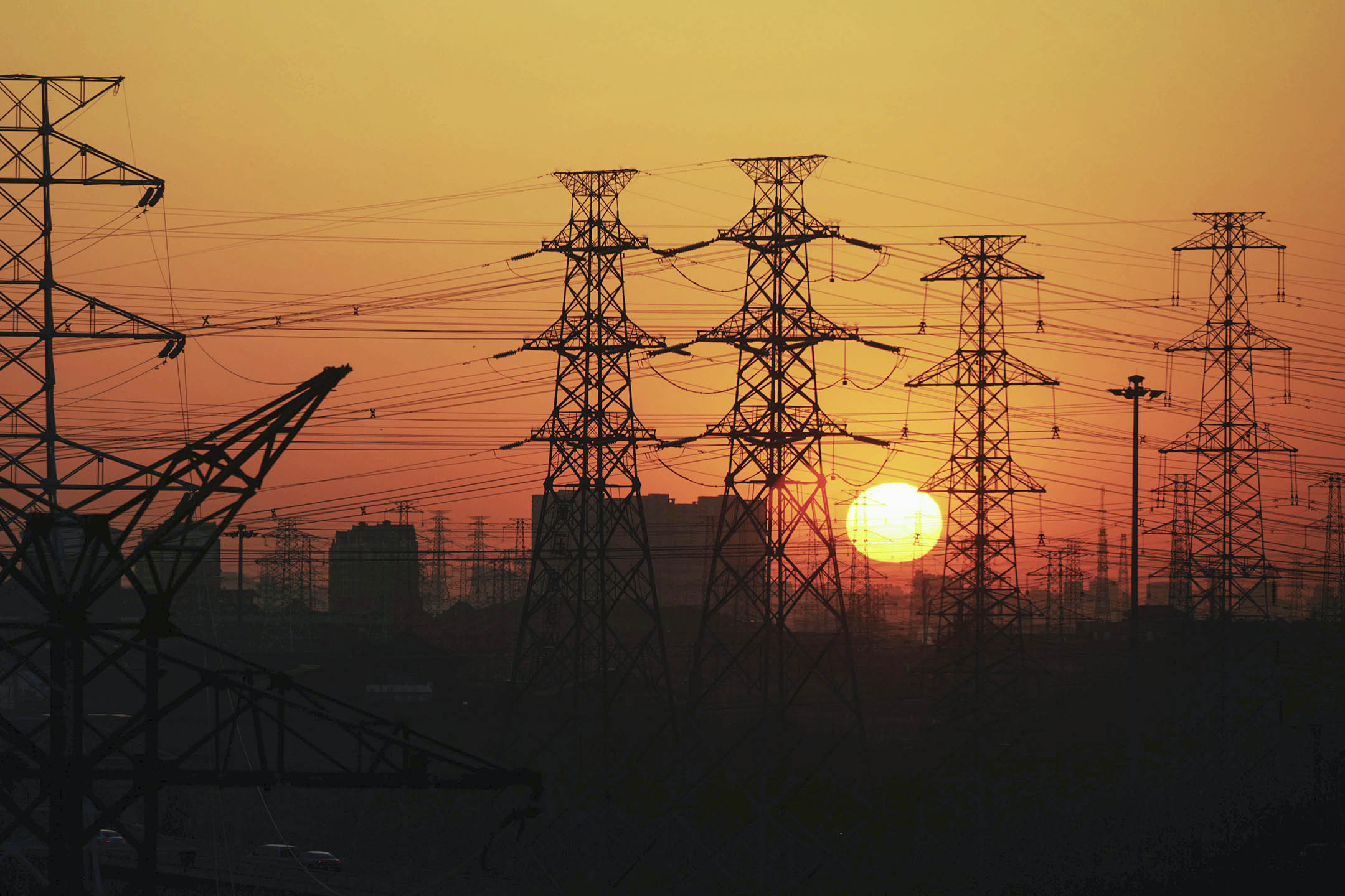 2023年3月2日，北京，清晨陽光下的輸電系統。攝：The Yomiuri Shimbun/AP/達志影像