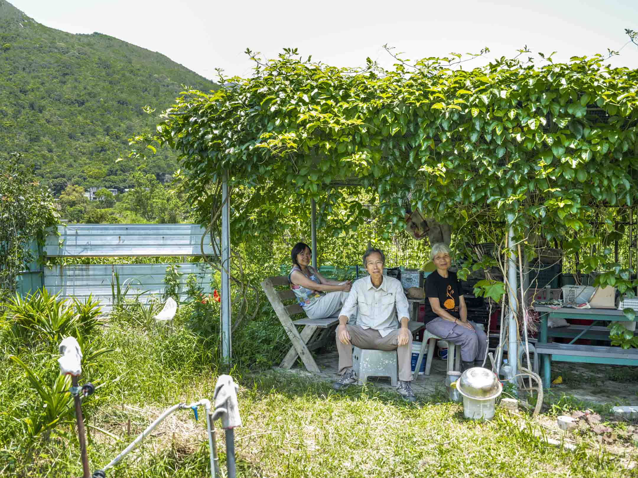 《南涌讲古》作者山地、松木与陈顺馨。摄：林振东/端传媒