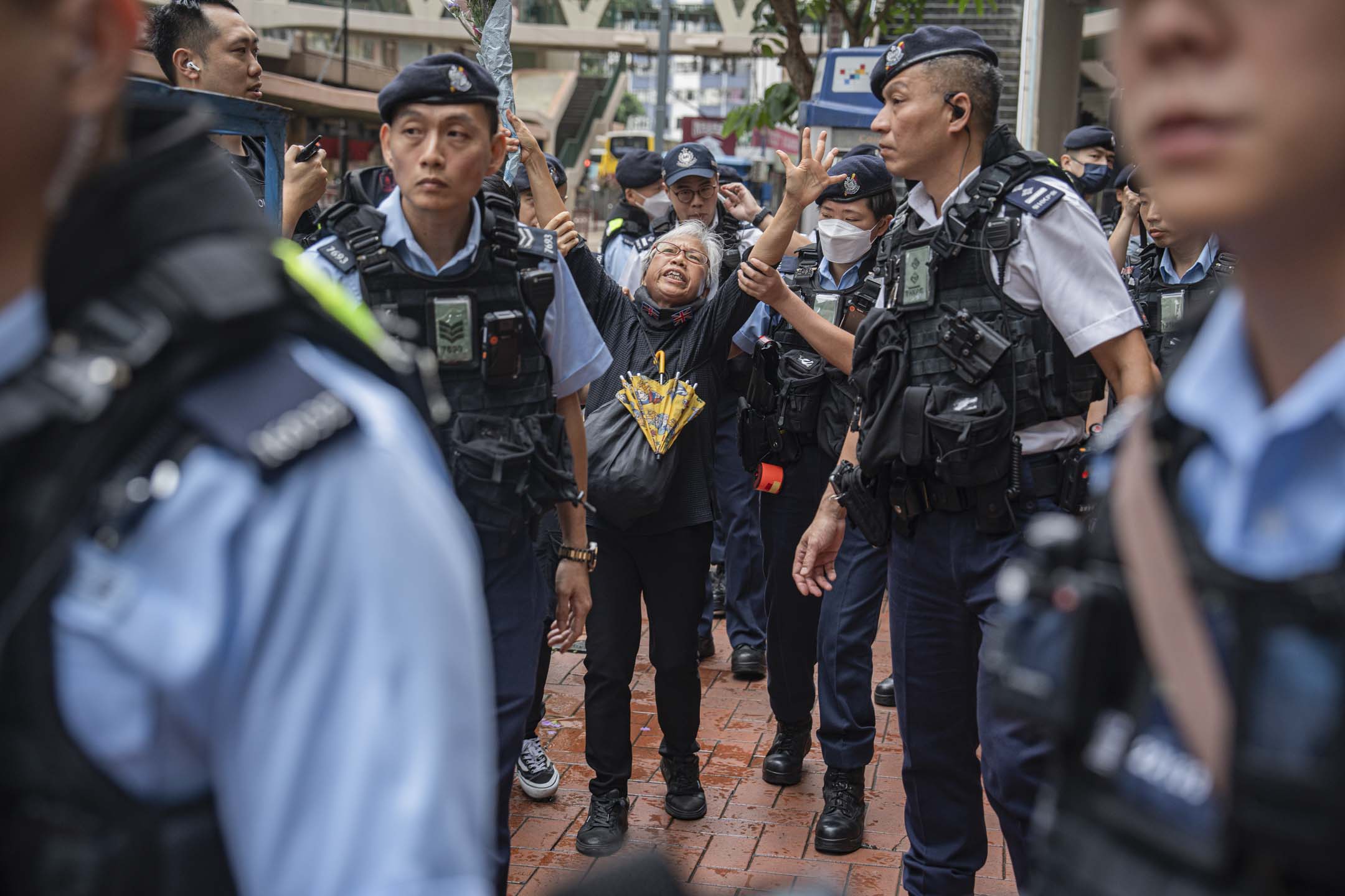 2024年6月4日，黄婆婆在铜锣湾被警察拘捕。摄：Leung Man Hei /EPA/达志影像