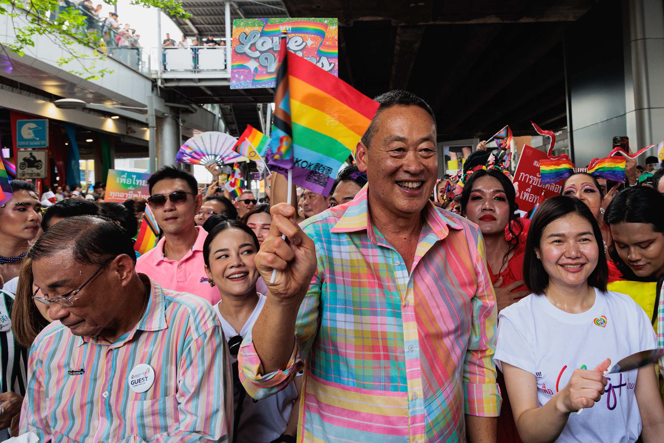 2024年6月1日，泰國曼谷，總理Srettha Thavisin（中）參加驕傲遊行期間揮舞著彩虹旗。攝：Varuth Pongsapipatt/SOPA Images/LightRocket via Getty Images