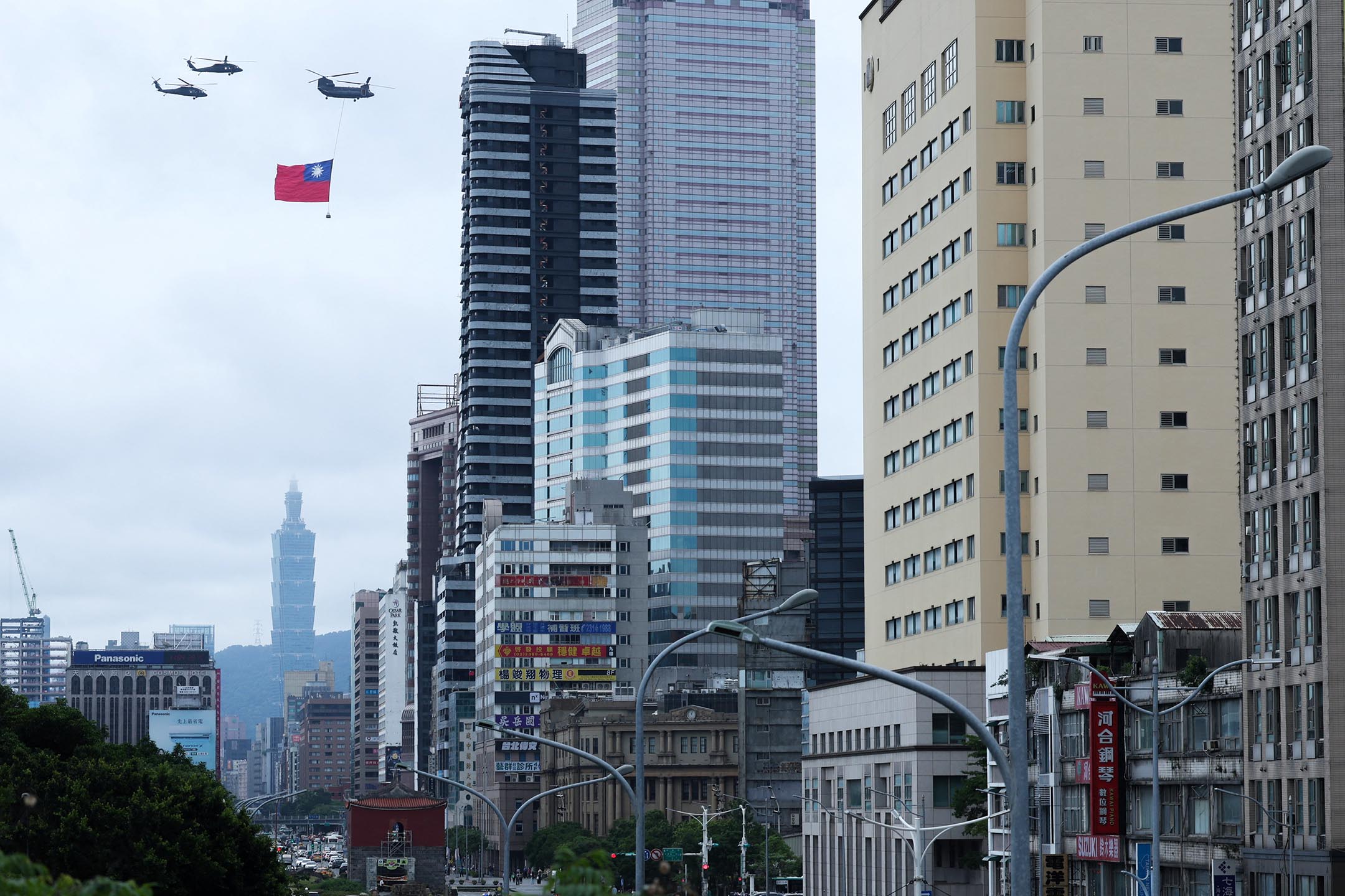 2024年5月20日，台北，賴清德就職典禮期間，直升機帶著國旗飛過城市上空。攝：Ann Wang/Reuters/達志影像