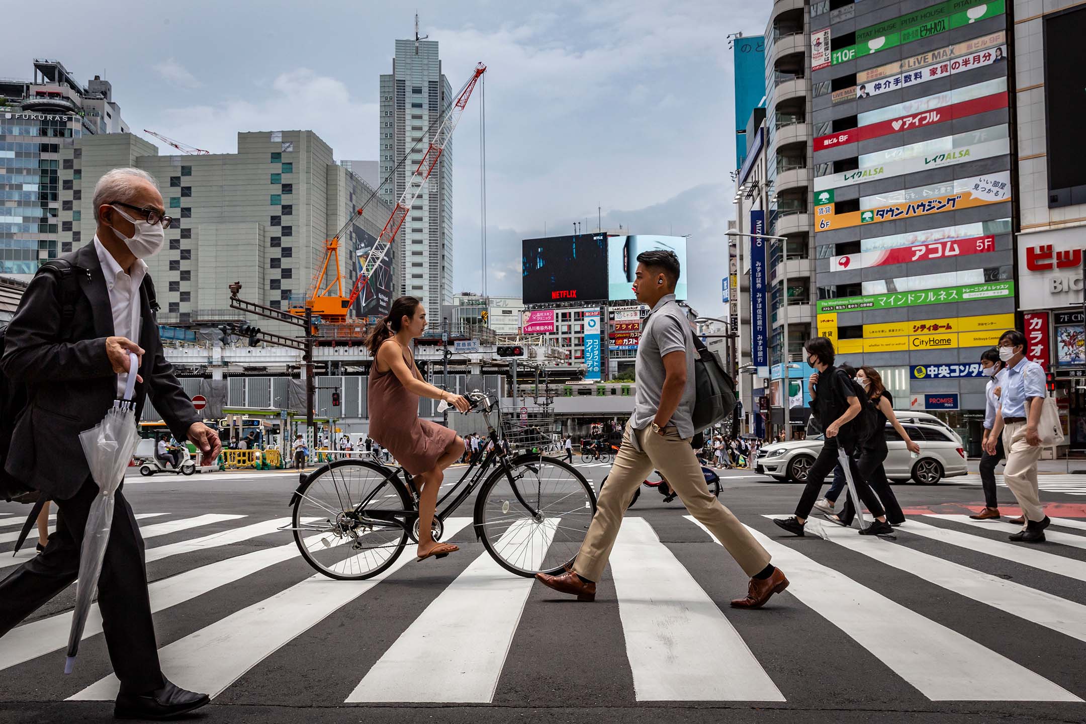 2021年7月30日，日本东京，人们在马路经过。摄：Yuichi Yamazaki/Getty Images