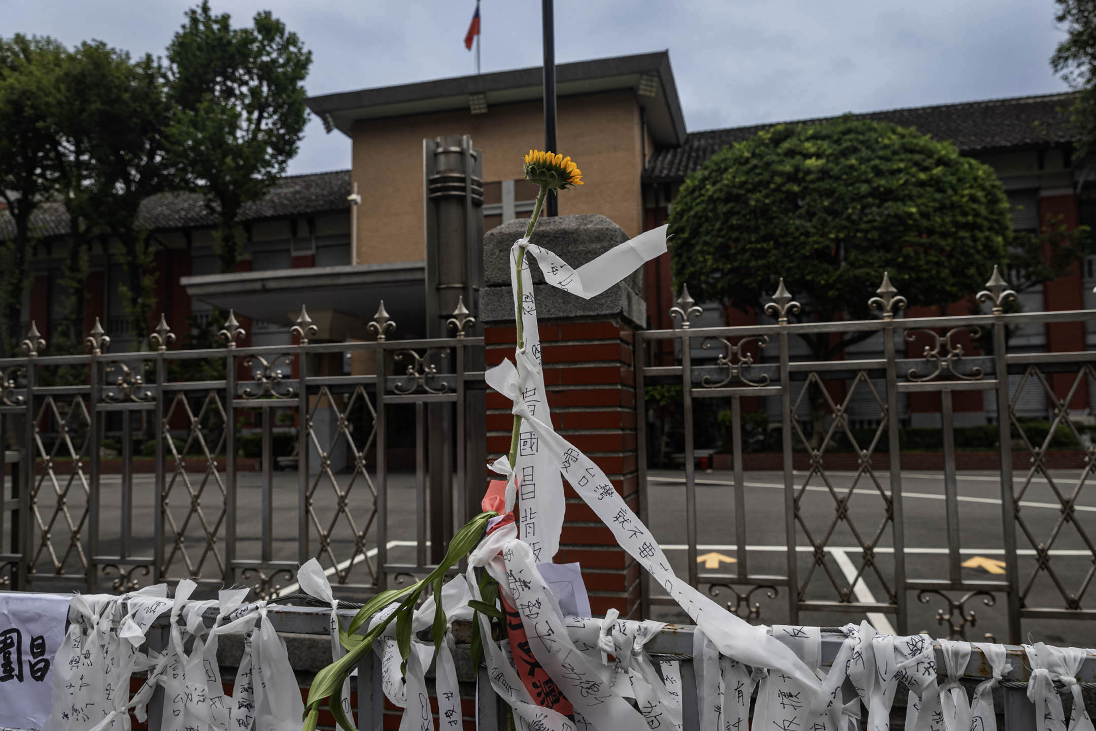 2024年5月28日，台北，立法院進行改革法案審議，民眾在立法院外繫上白布條。攝：陳焯煇/端傳媒