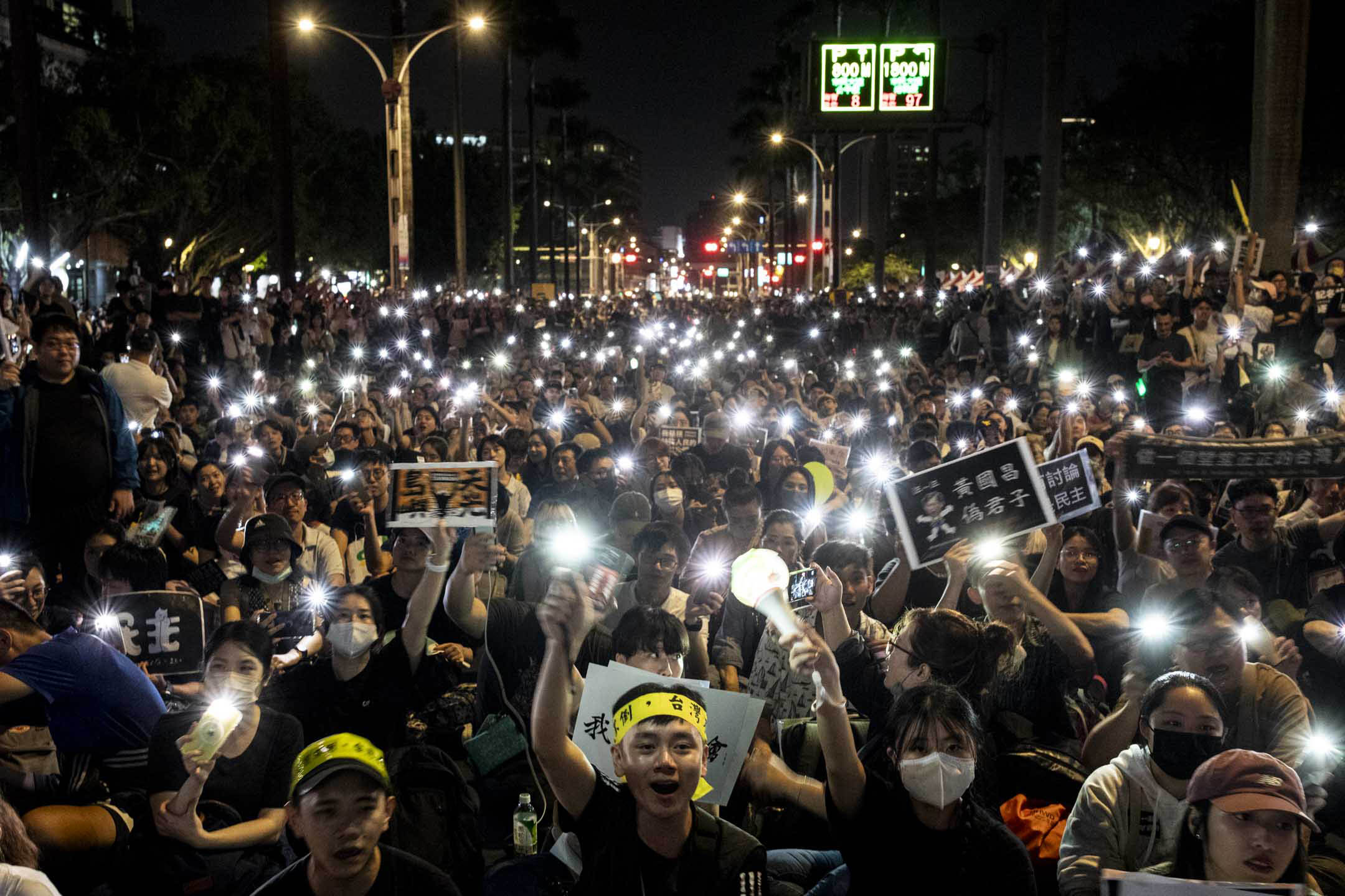 2024年5月24日，台北，立法院继续处理国会改革法案，示威者在立法院外集会。摄：林振东/端传媒