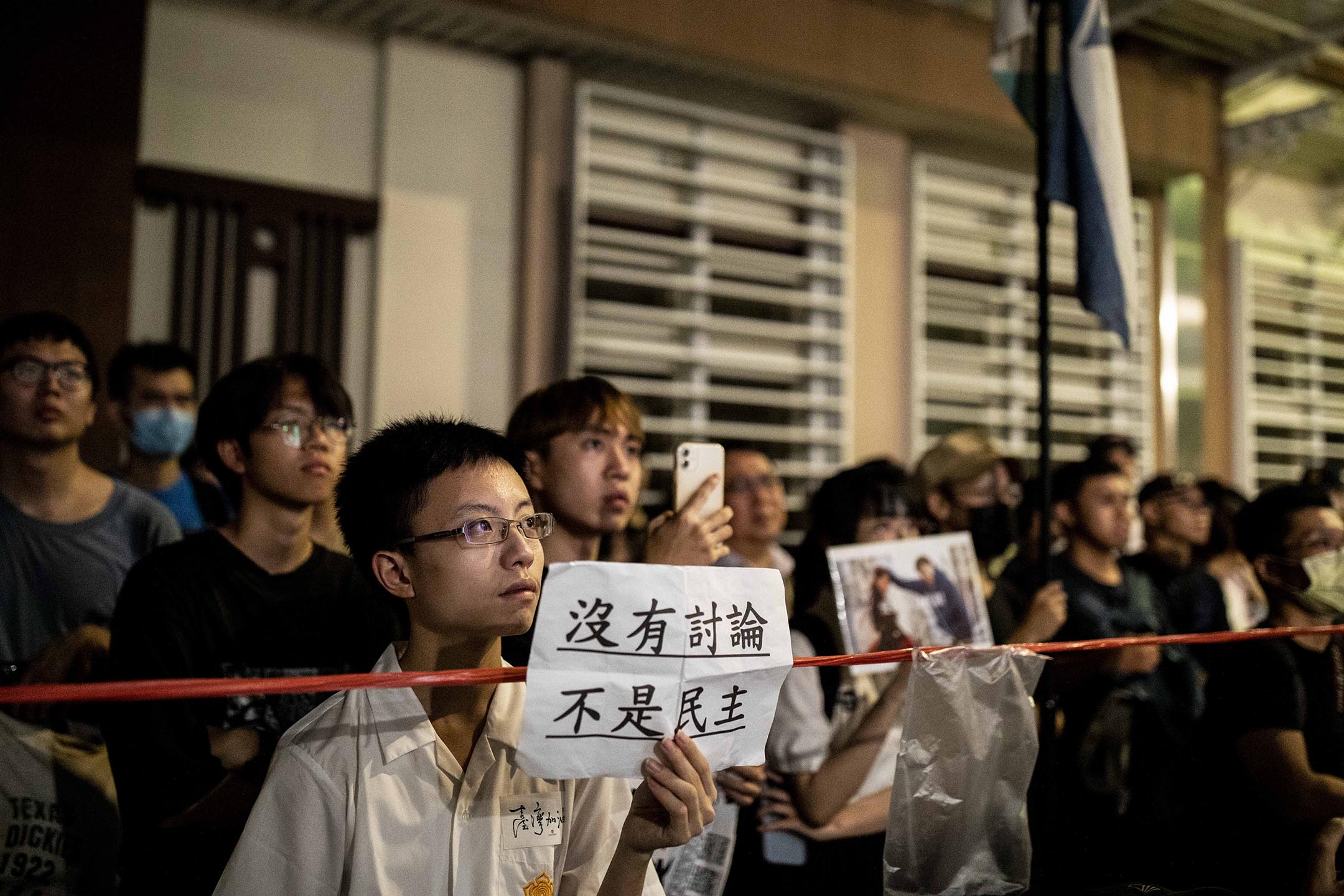 2024年5月24日，台北，立法院審議國會改革法案，立法院外有民衆集會。攝：陳焯煇/端傳媒