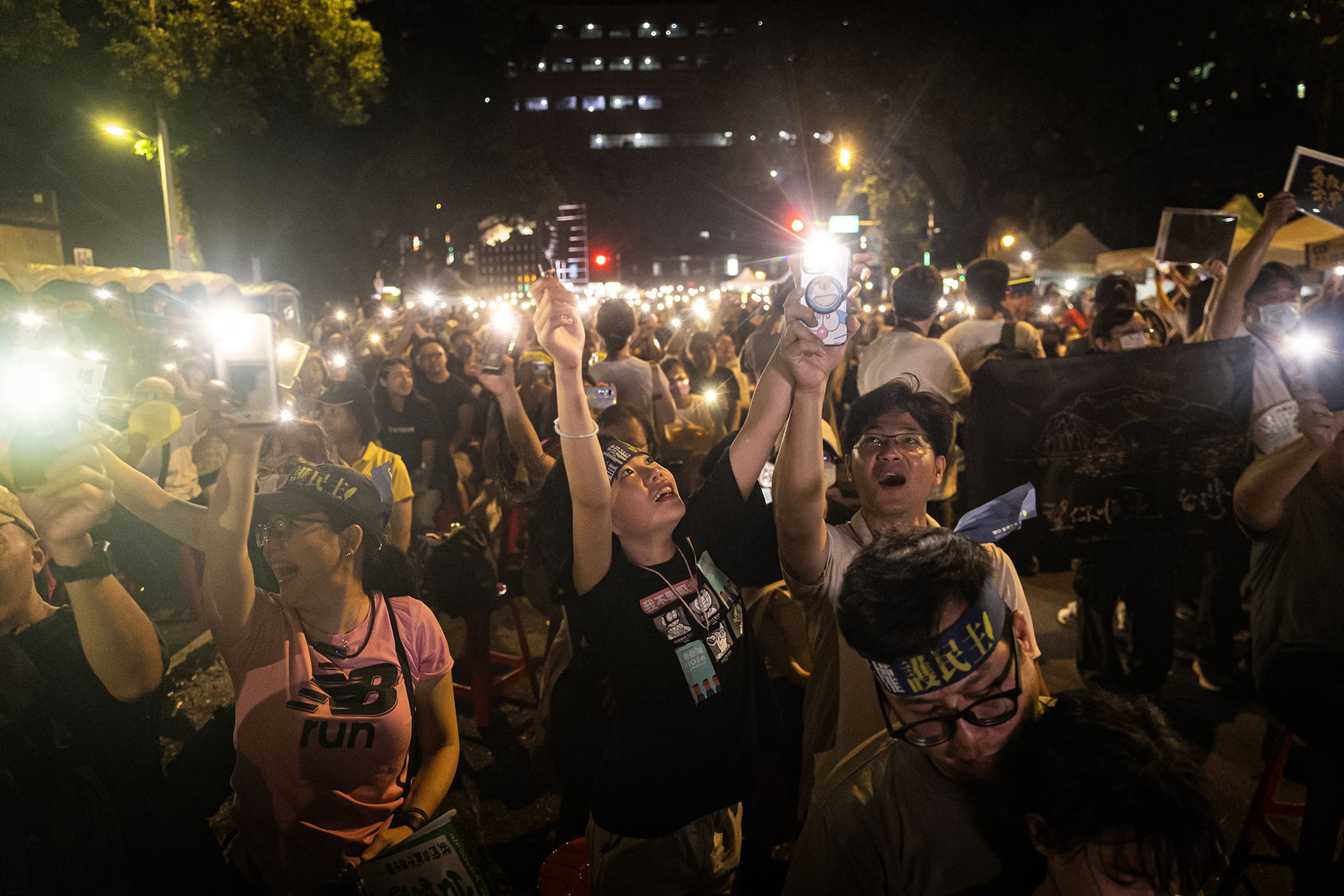 2024年6月21日，台北，行政院针对立法院职权修法案提出覆议，并于立法院投票表决，公民团体发起“青鸟行动”，号召支持者到立法院外声援。摄：陈焯煇/端传媒