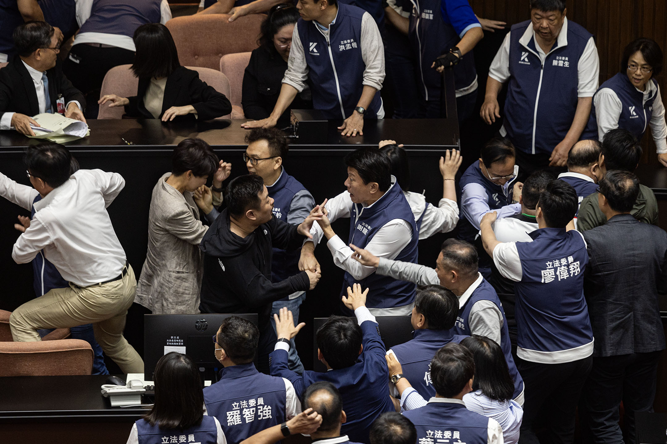 2024年5月17日，台北，國會改革法案在立法院力拼三讀，國民黨立委跟民進黨立委於議場表決期間爆發衝突。攝：陳焯煇/端傳媒