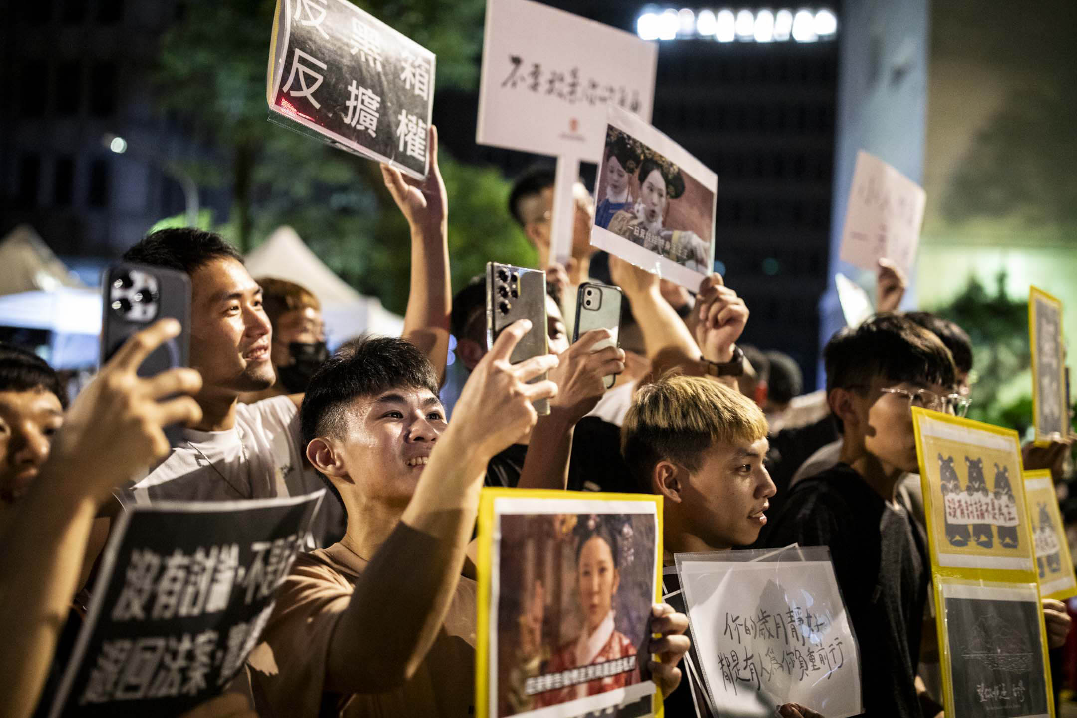 2024年5月24日，台北，立法院繼續處理國會改革法案，示威者在立法院外集會。攝：林振東/端傳媒