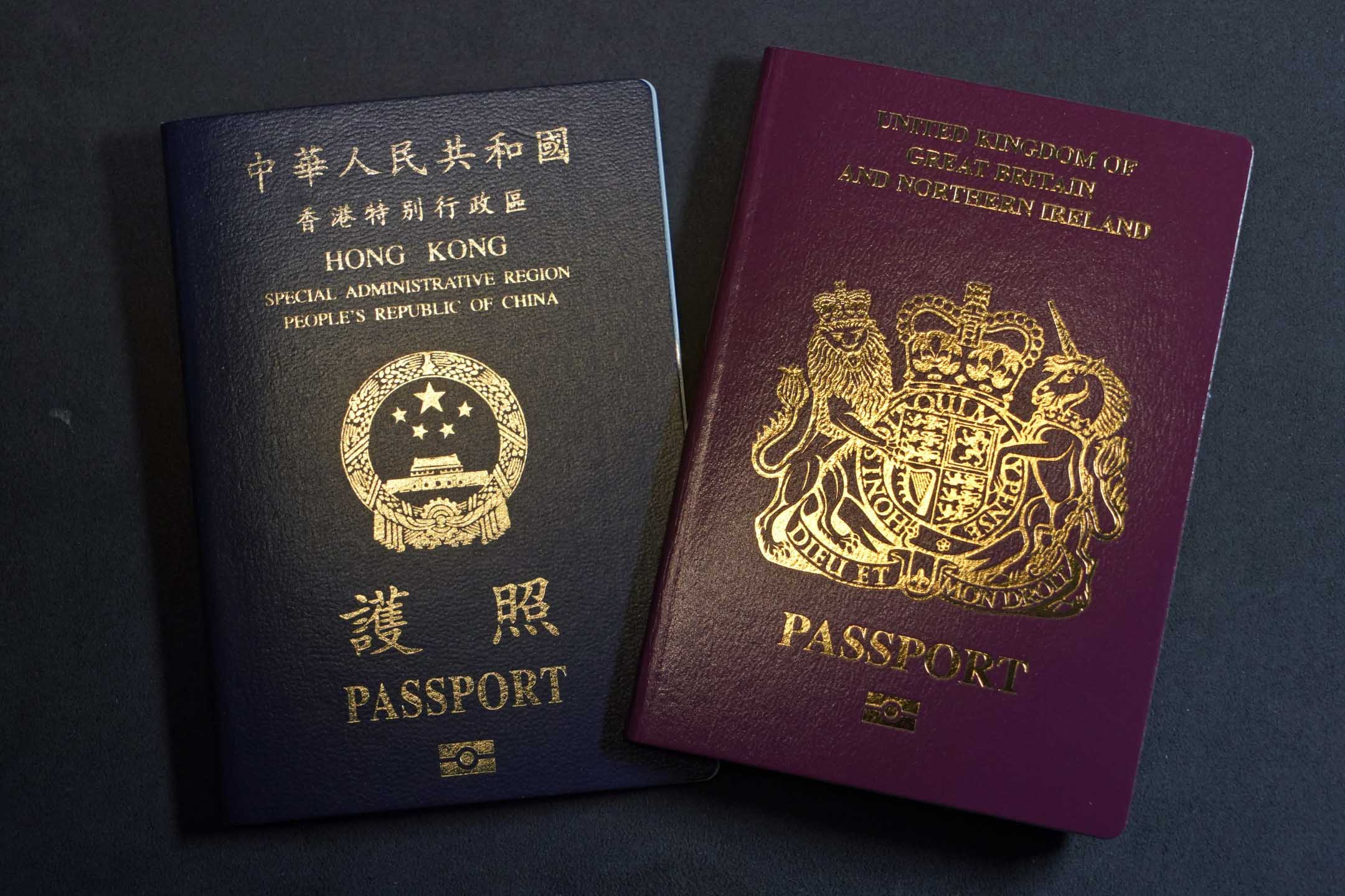 英国国民海外护照（BNO）及香港特区护照。摄：Kin Cheung/AP/达志影像