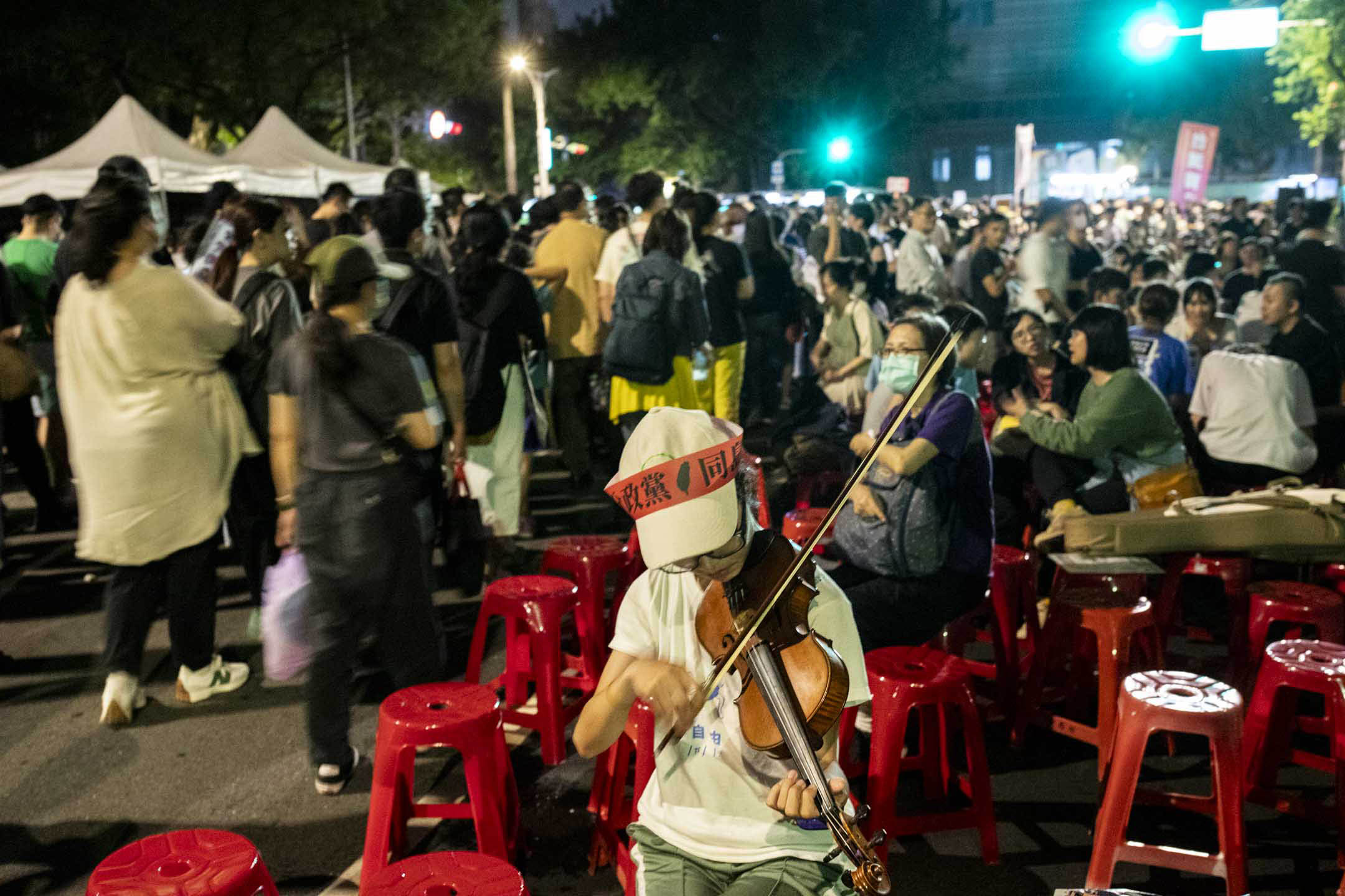 2024年5月24日，台北，立法院继续处理国会改革法案，示威者在立法院外集会。摄：林振东/端传媒