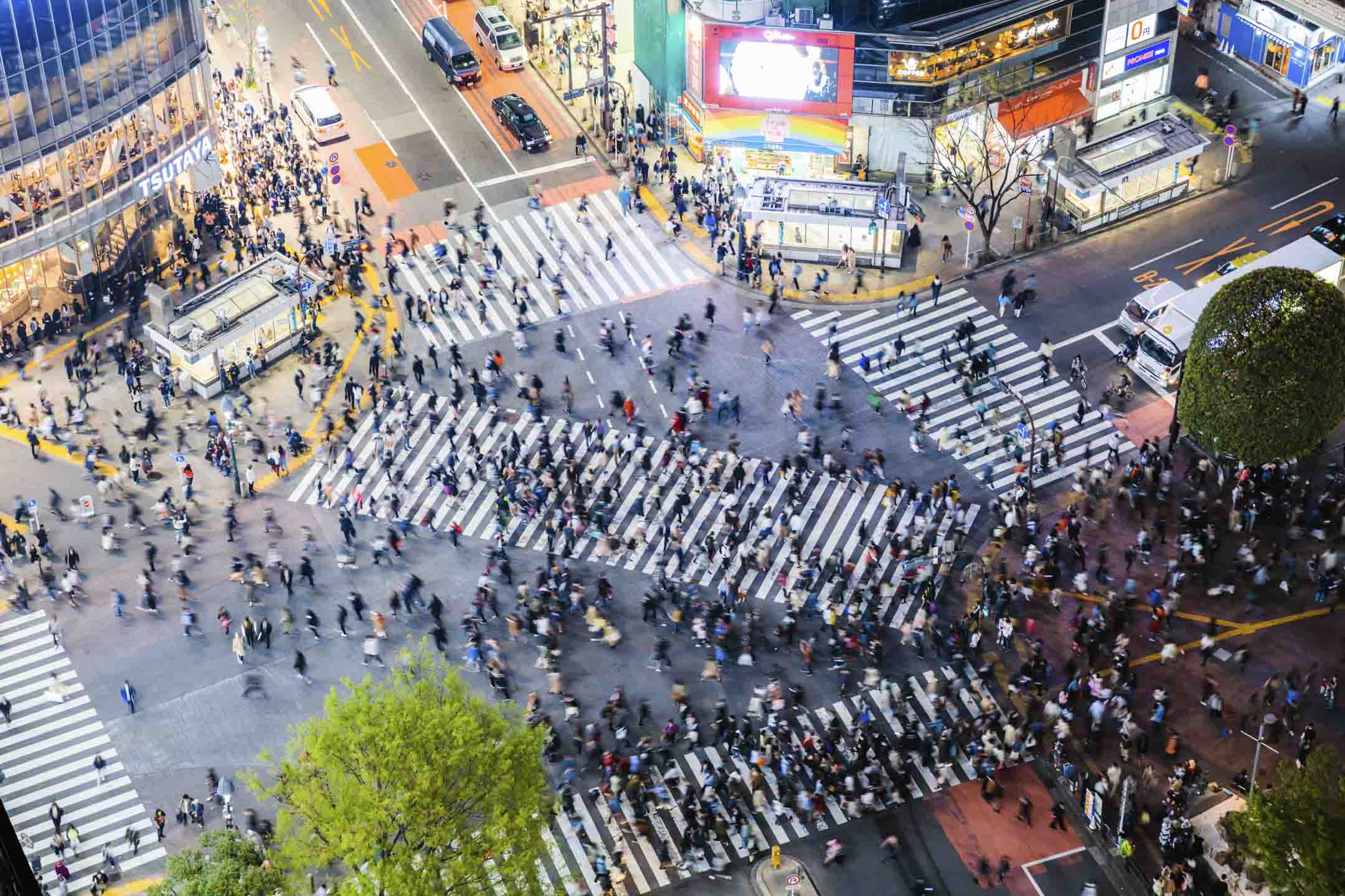 日本東京澀谷行人穿過繁忙的馬路。圖：Gettyimages