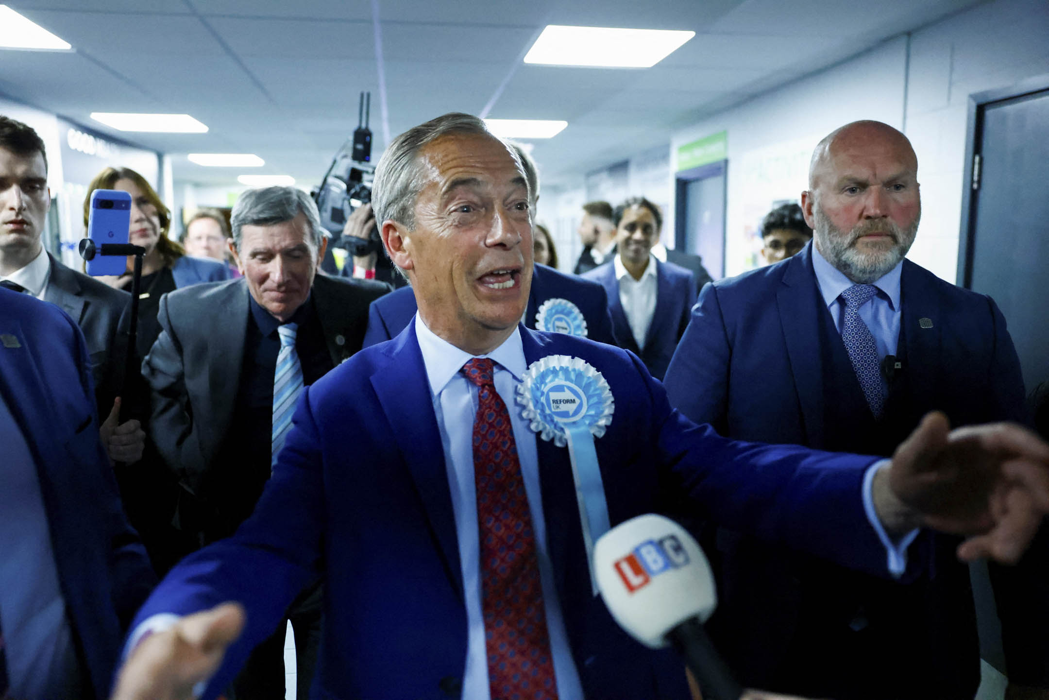 2024年7月5日，英国改革党党魁兼创办人Nigel Farage 在滨海克拉克顿举行的英国大选中赢得第一个议会席位后向媒体发表讲话。摄：Clodagh Kilcoyne/Reuters/达志影像