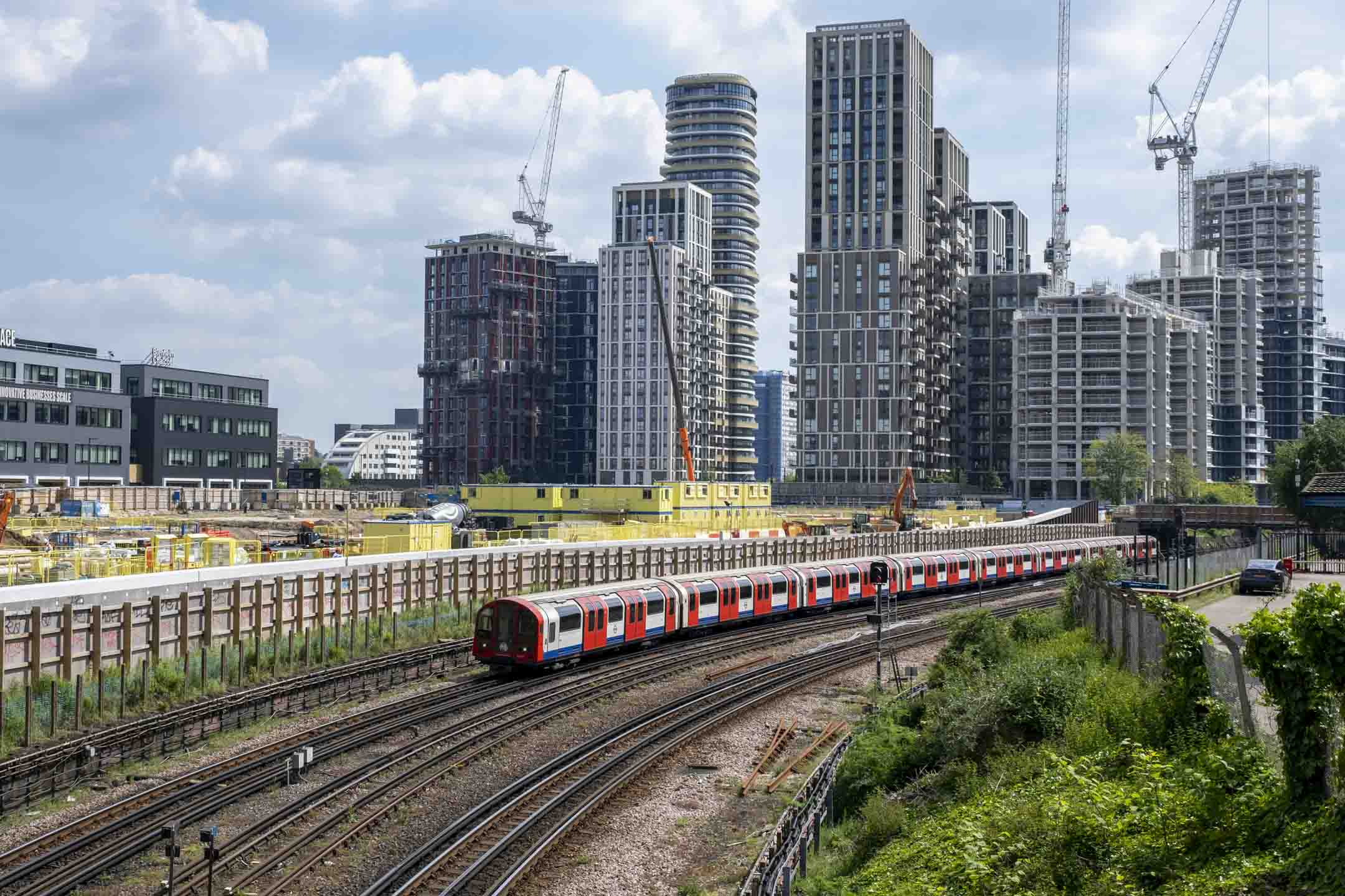 2024年5月9日，英國倫敦白城大規模重建計畫，地鐵列車經過正在興建的高層公寓。攝：Mike Kemp/In Pictures via Getty Images