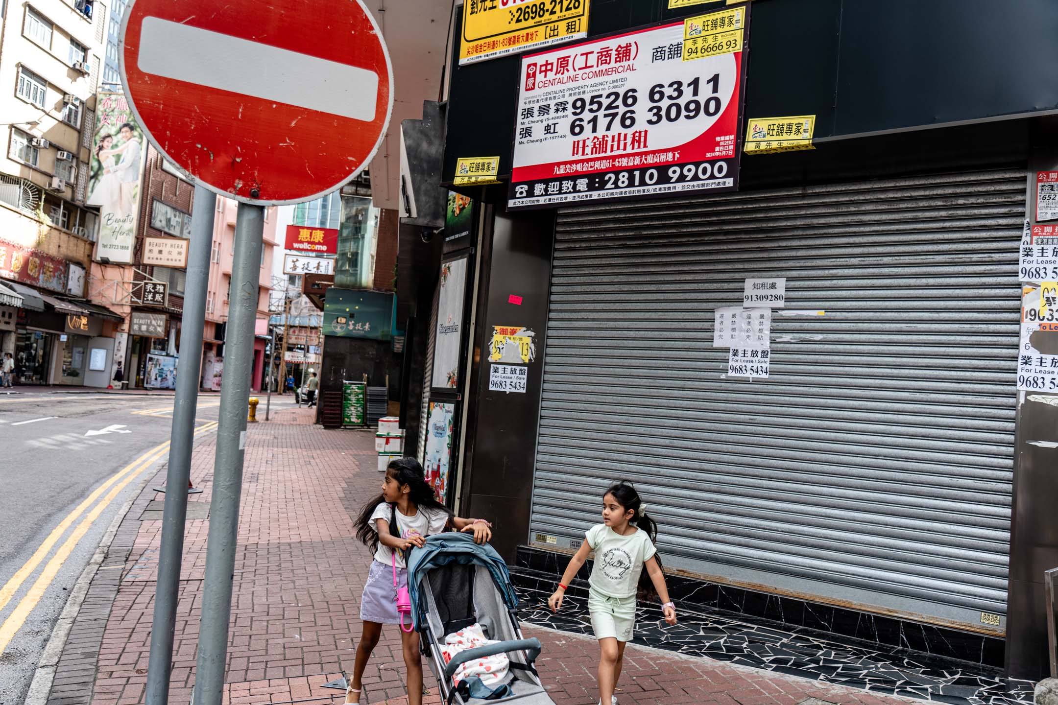 2024年7月1日，尖沙咀金巴利道有不少空置的店舖。摄：Ryan Lai/端传媒