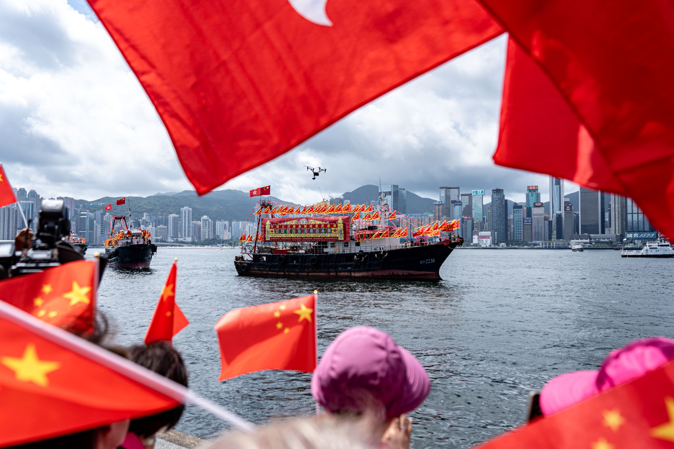 2024年7月1日，香港渔民团体联会在尖沙咀文化中心举办海上渔船巡游启船礼，庆祝回归27周年。摄：Ryan Lai/端传媒