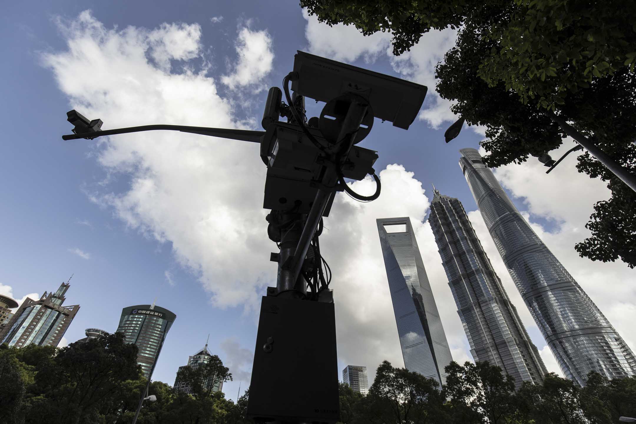 2021年7月20日，中国上海陆家嘴商务区的监控装置。摄：Qilai Shen/Bloomberg via Getty Images