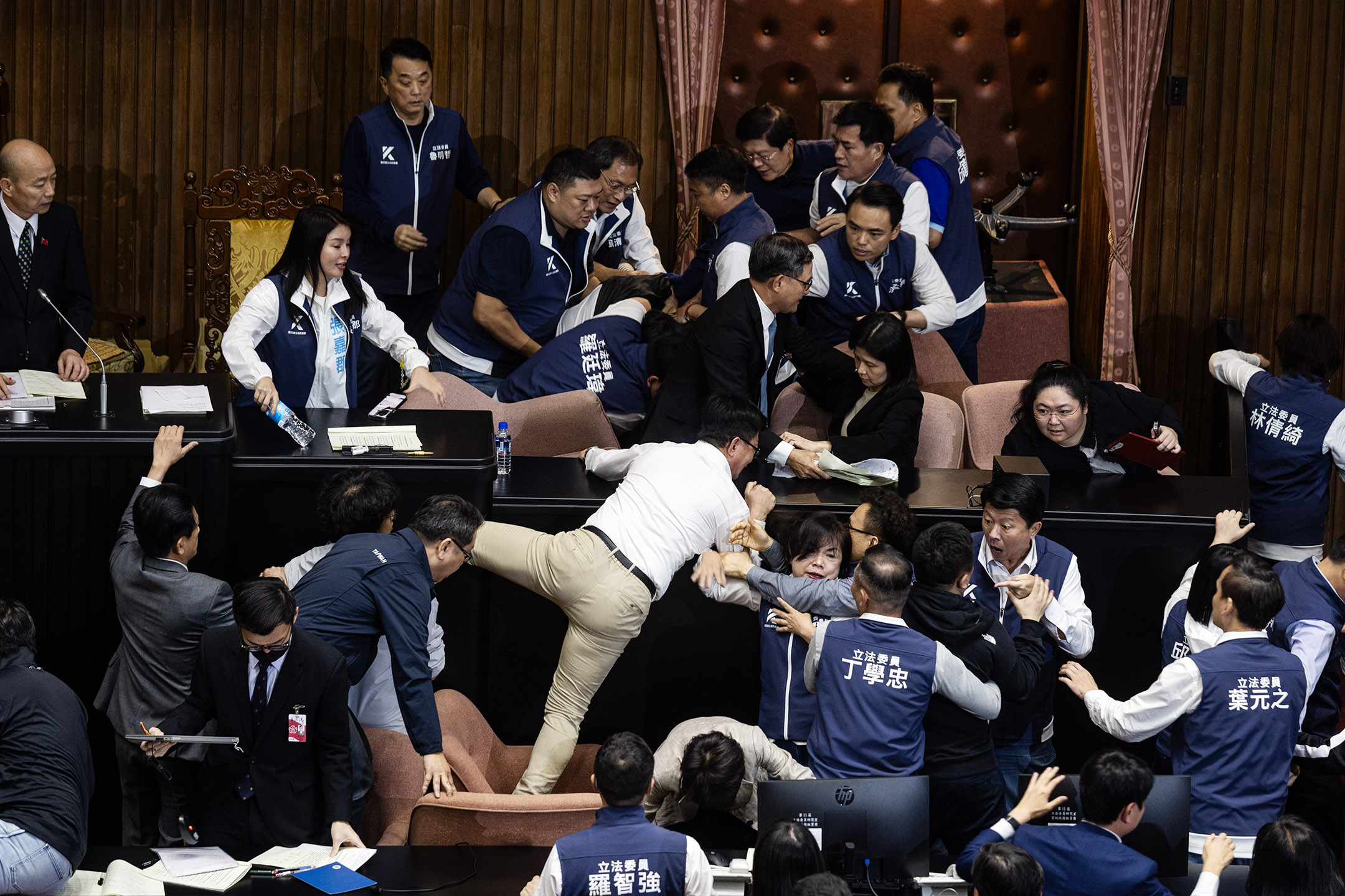 2024年5月17日，台北，国会改革法案在立法院力拼三读，国民党立委跟民进党立委于议场表决期间爆发冲突。摄：陈焯煇/端传媒