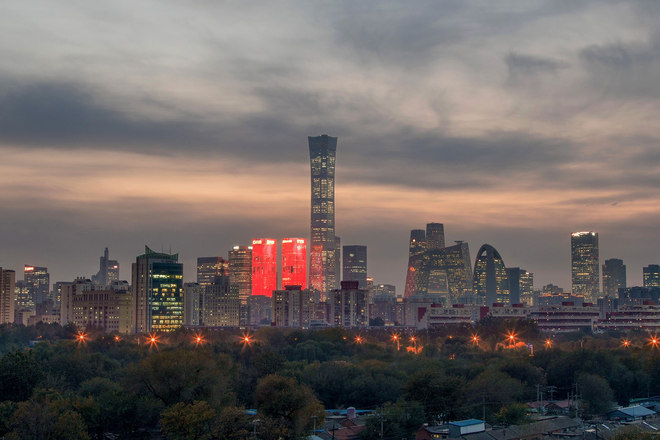 2023年11月13日，中國北京，北京的中央商務區的摩天大樓。攝：Gao Zehong/VCG via Getty Images