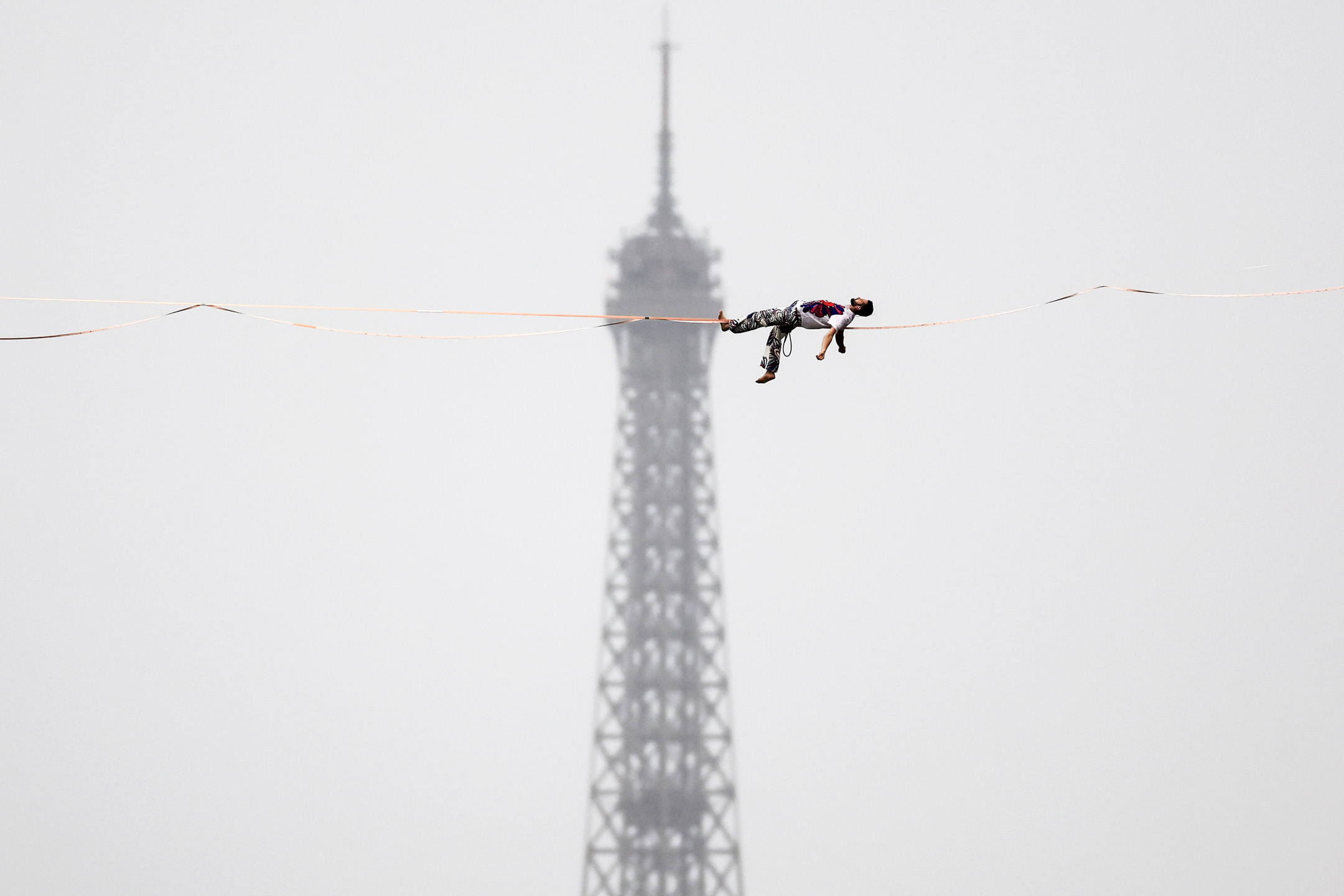 2024年7月26日，走鋼絲運動員 Nathan Paulin 在高空繩索上表演。攝：Buda Mendes/Getty Images