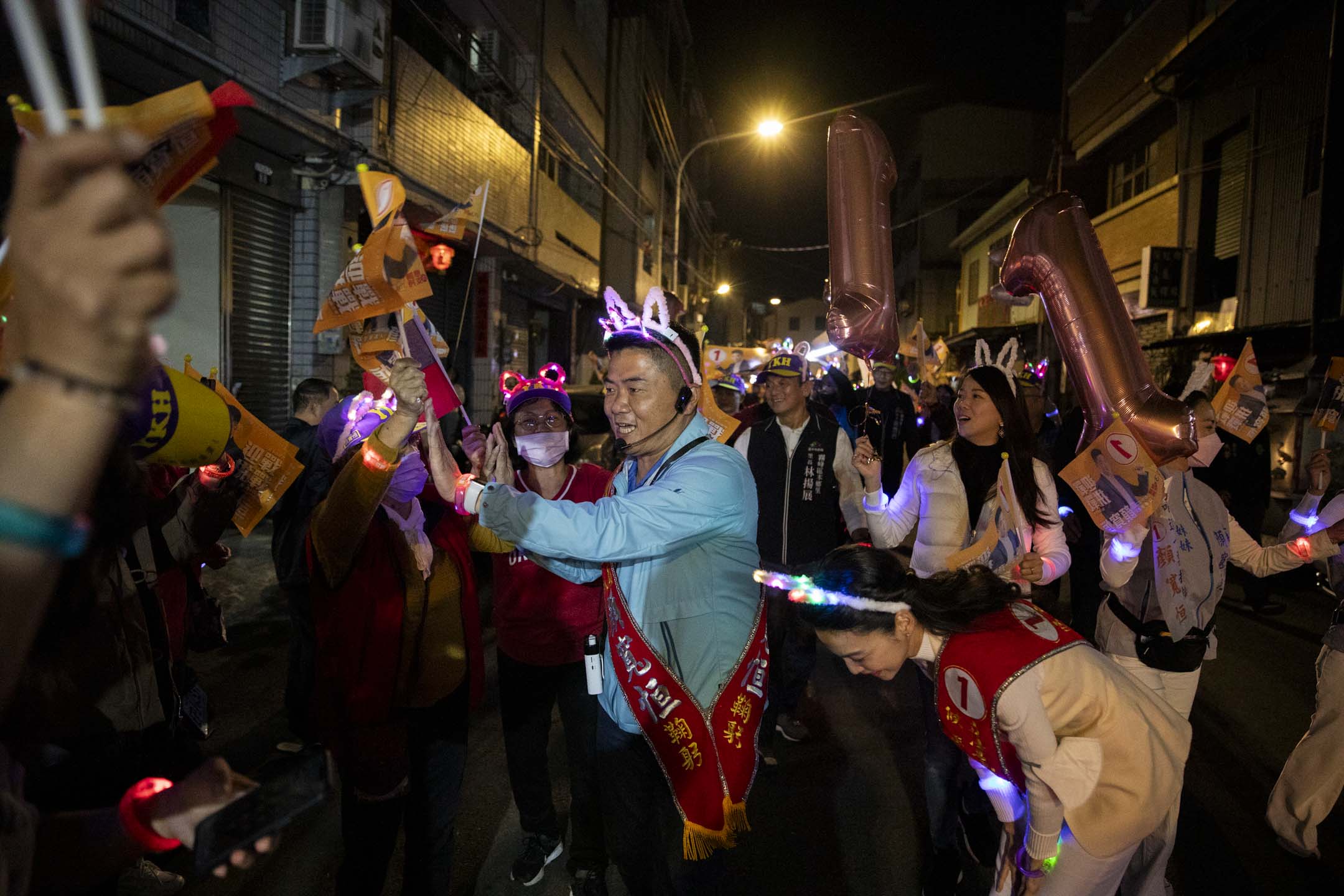 2024年1月6日，國民黨立委參選人顏寬恒在台中選區拉票。攝：林振東/端傳媒