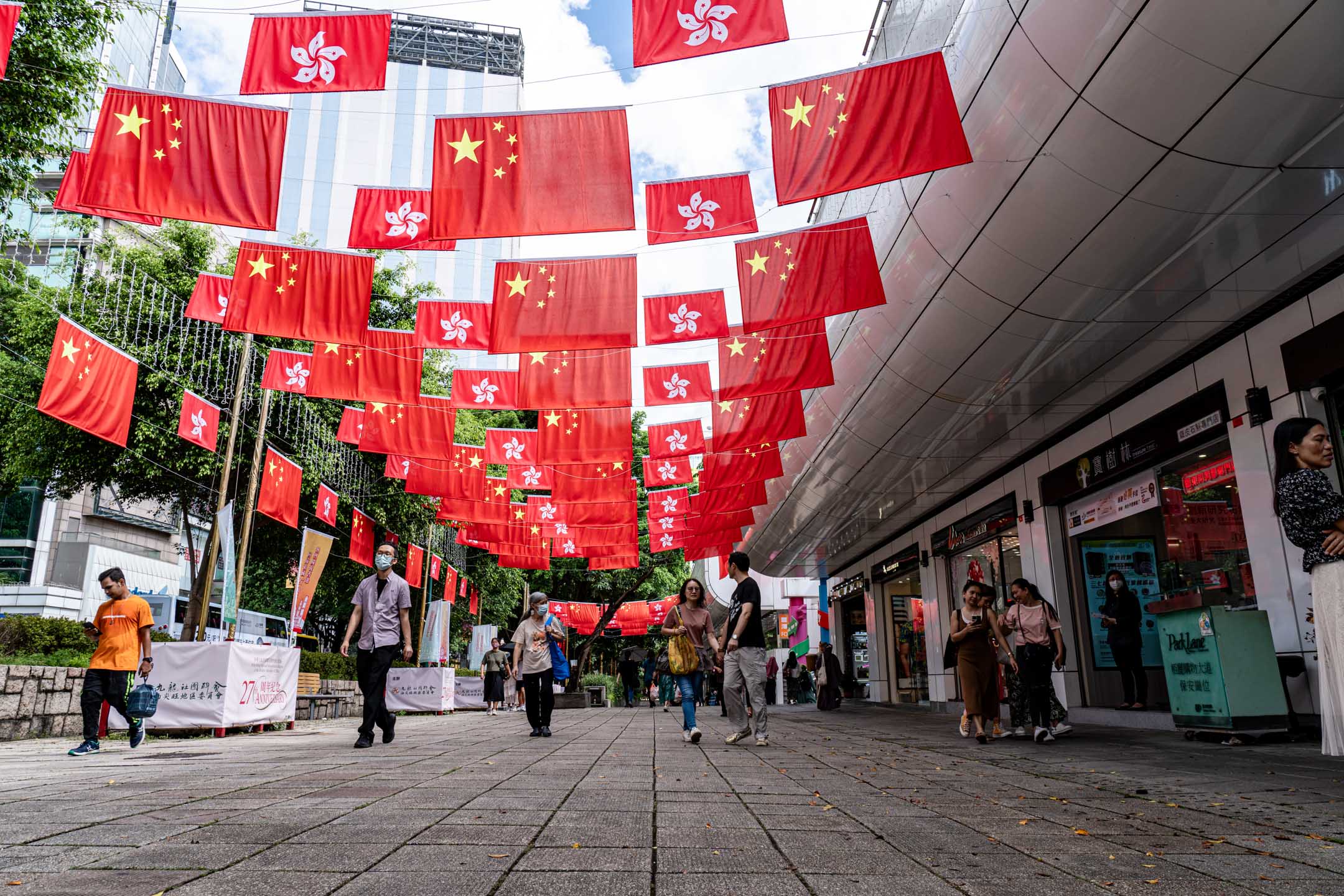 2024年7月1日，尖沙咀栢丽购物大道挂上了国旗、区旗。摄：Ryan Lai/端传媒