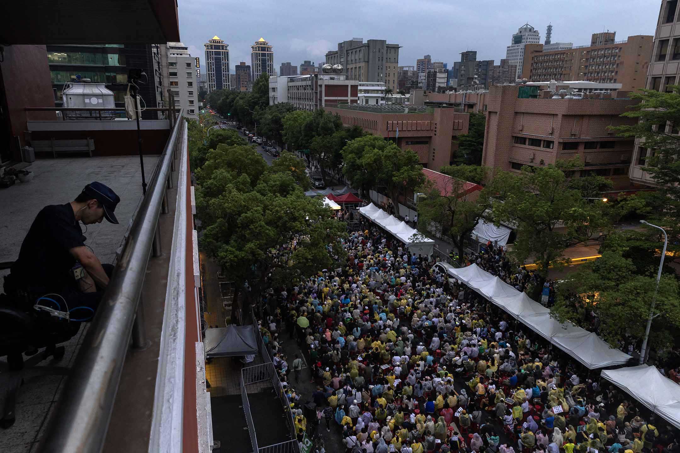 2024年5月24日，台北，立法院审议国会改革法案，立法院外的民众集会。摄：陈焯煇/端传媒